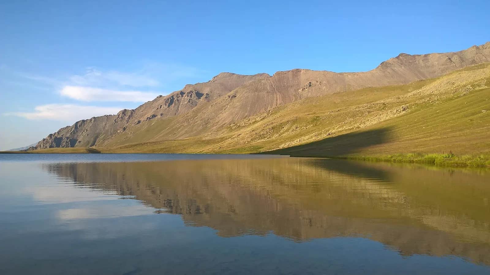 Le lac Grdzeli, à 3 000 m d’altitude dans la réserve de Lagodekhi, en Kakhétie, et les crêtes du Grand Caucase qui s’y reflètent