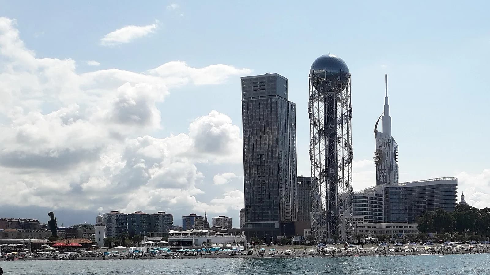 Tours du front de mer de Batoumi et Tour de l'Alphabet, vues depuis la mer en été
