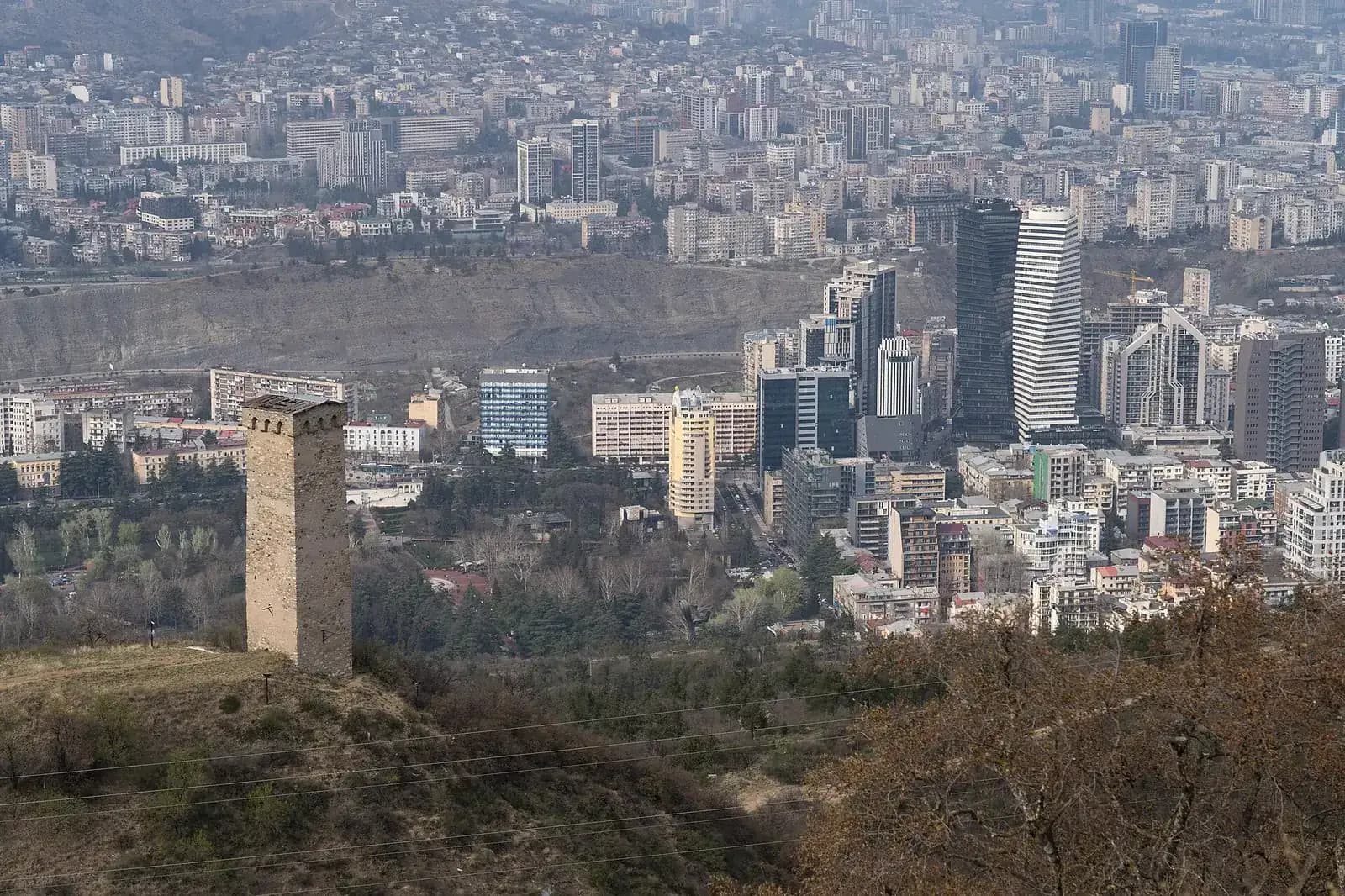 Tours modernes de Tbilissi, dont les Axis Towers, vues depuis le mont Mtatsminda