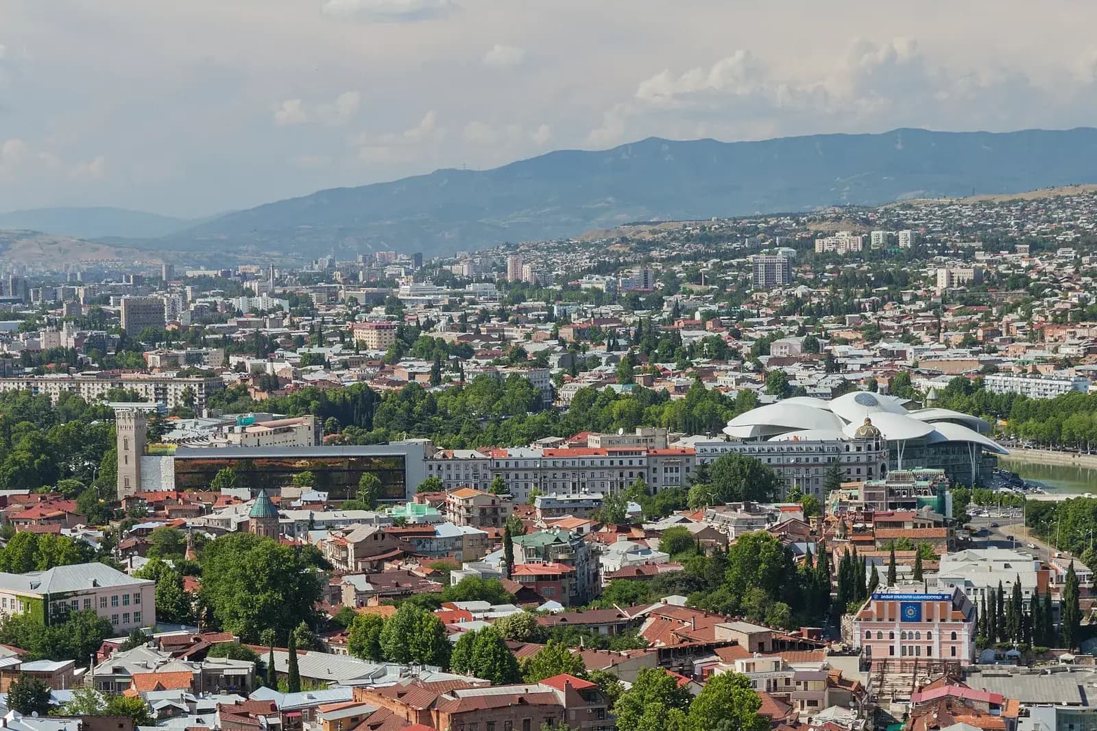 Vue aérienne du centre de Tbilissi depuis la forteresse de Narikala, avec la Koura, les toits du centre et les montagnes