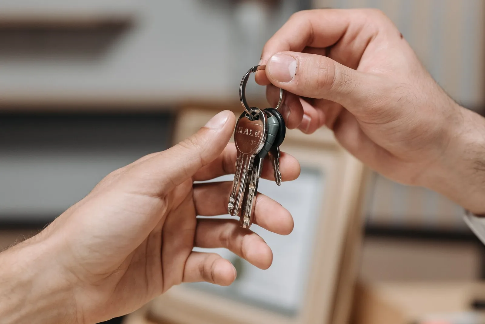 Remise d’un trousseau de clés de main à main lors de la location d’un appartement