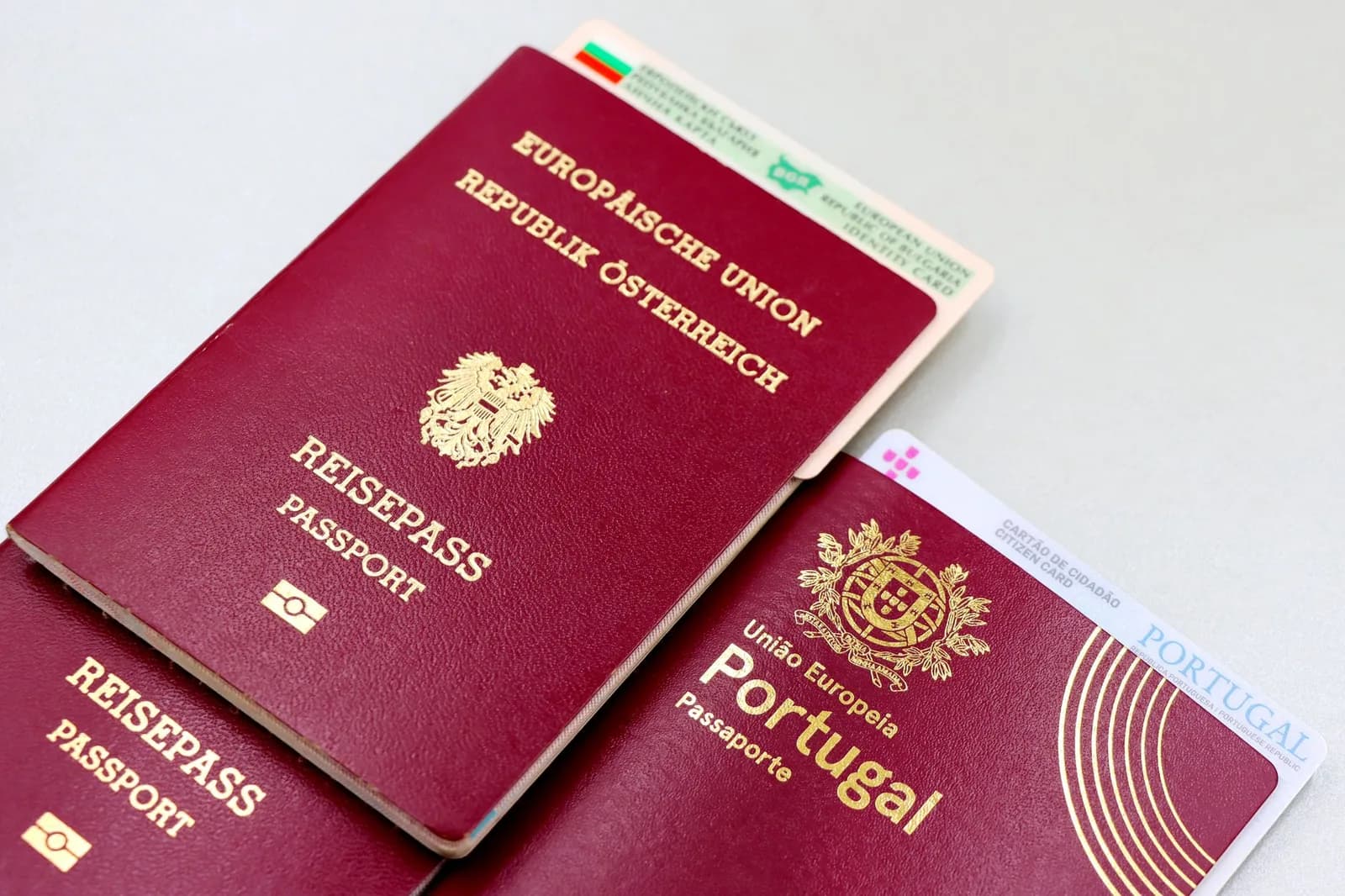 Passeports européens posés sur une table, documents à préparer pour une assurance santé à l'étranger