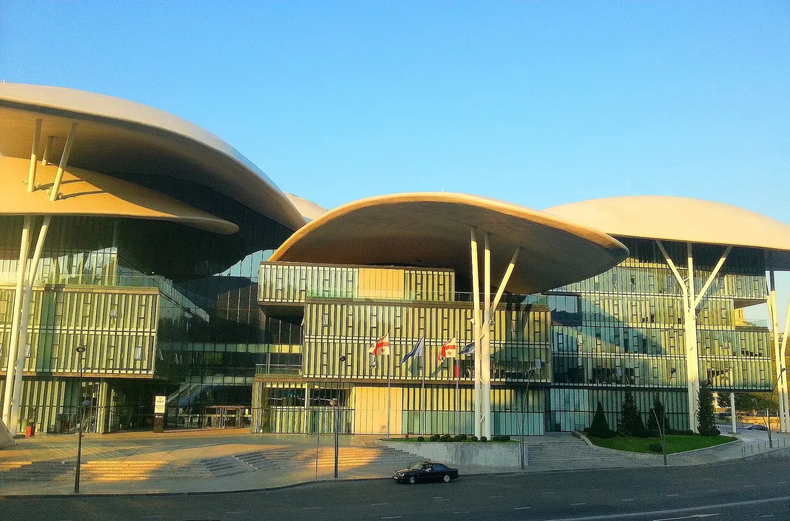 Façade du Public Service Hall de Tbilissi, bâtiment vitré aux grands toits en forme de pétales