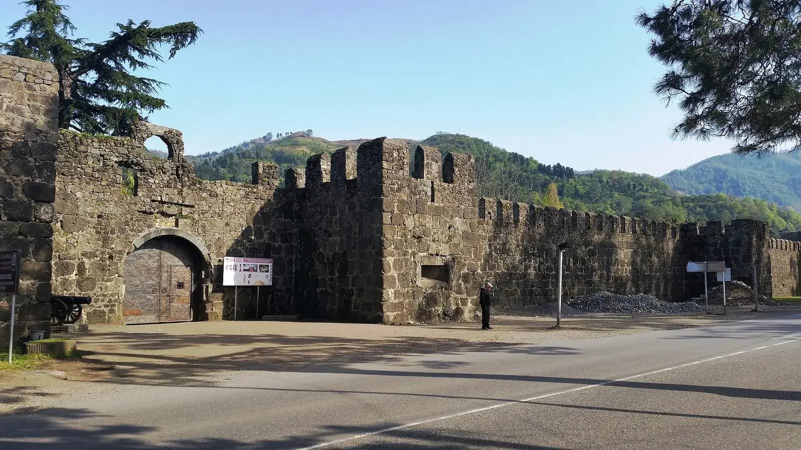 Remparts crénelés de la forteresse de Gonio, près de Batoumi, avec les collines d'Adjarie en arrière-plan