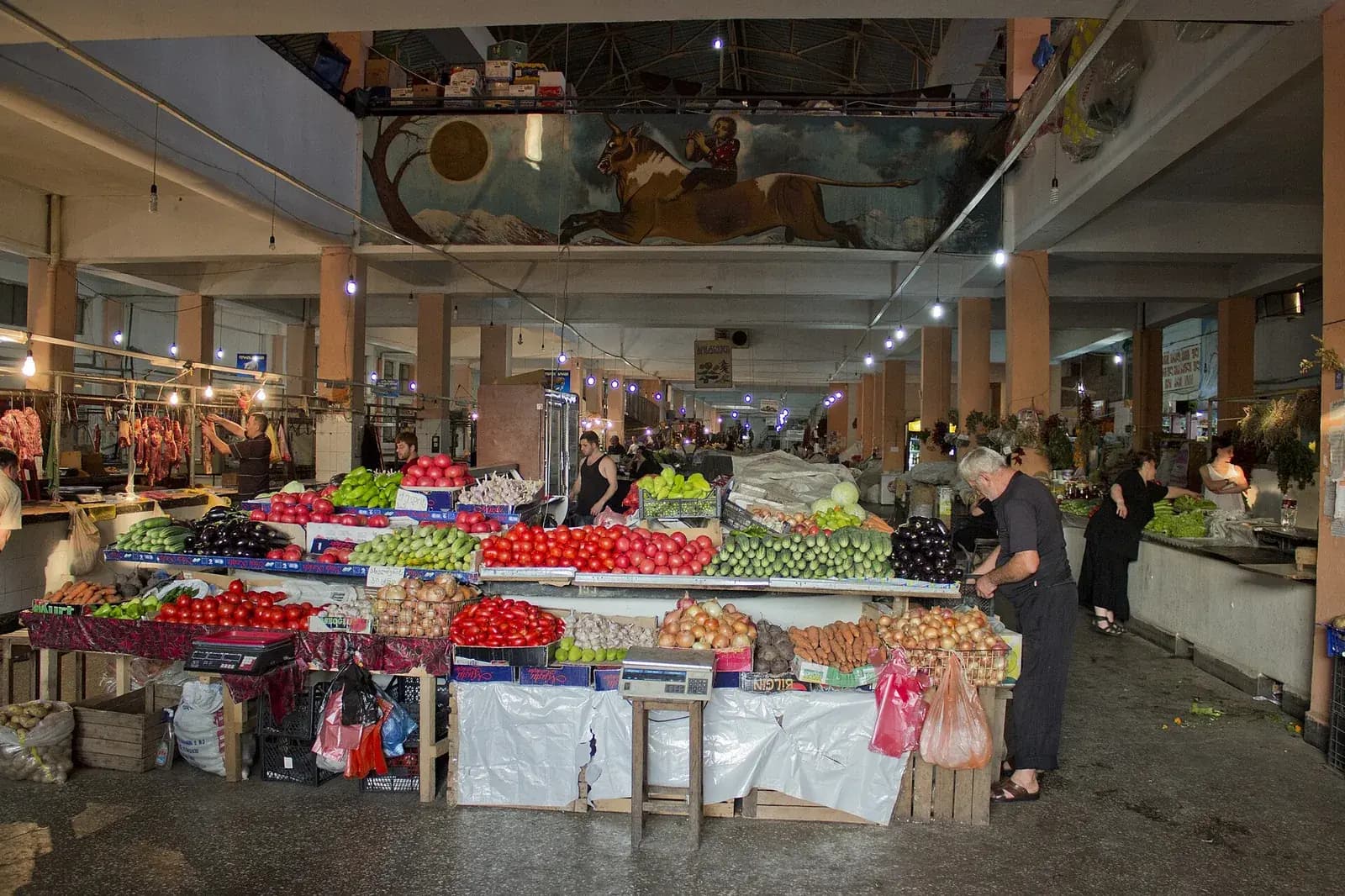 Étals de légumes dans le marché couvert de Batoumi
