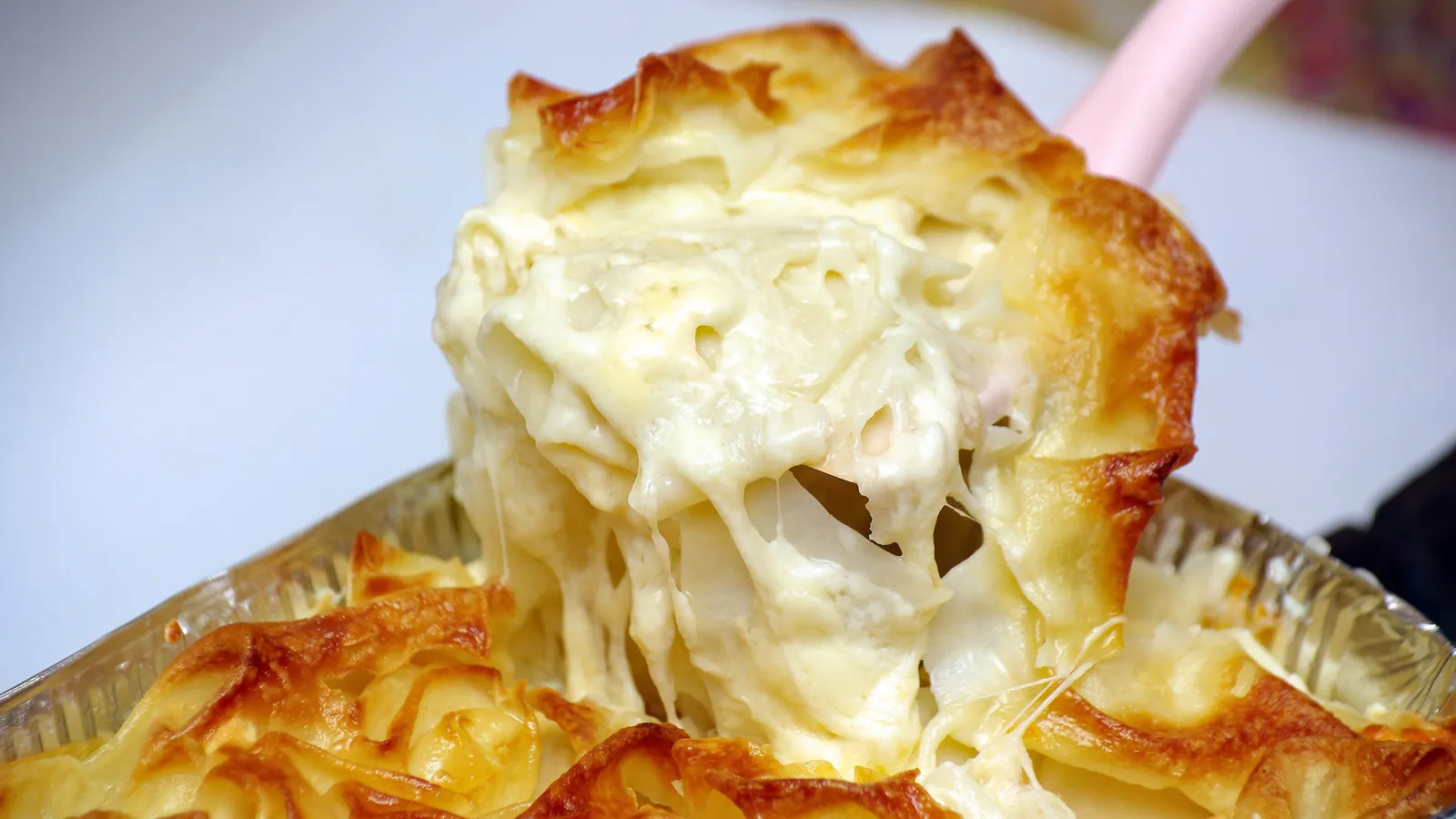 Achma, lasagne géorgienne au fromage, servie à la louche avec des fils de fromage fondu