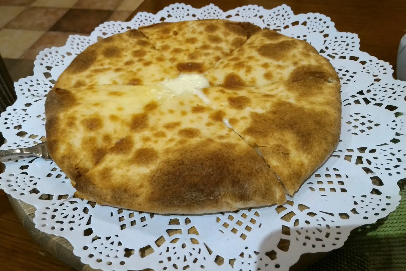 Khachapuri imeruli, galette ronde dorée fourrée au fromage
