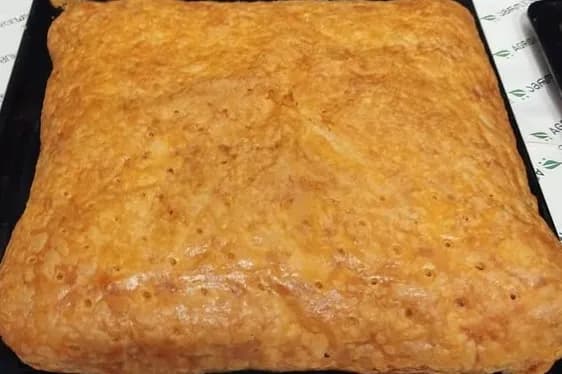 Khachapuri penovani en pâte feuilletée dorée, cuit en plaque