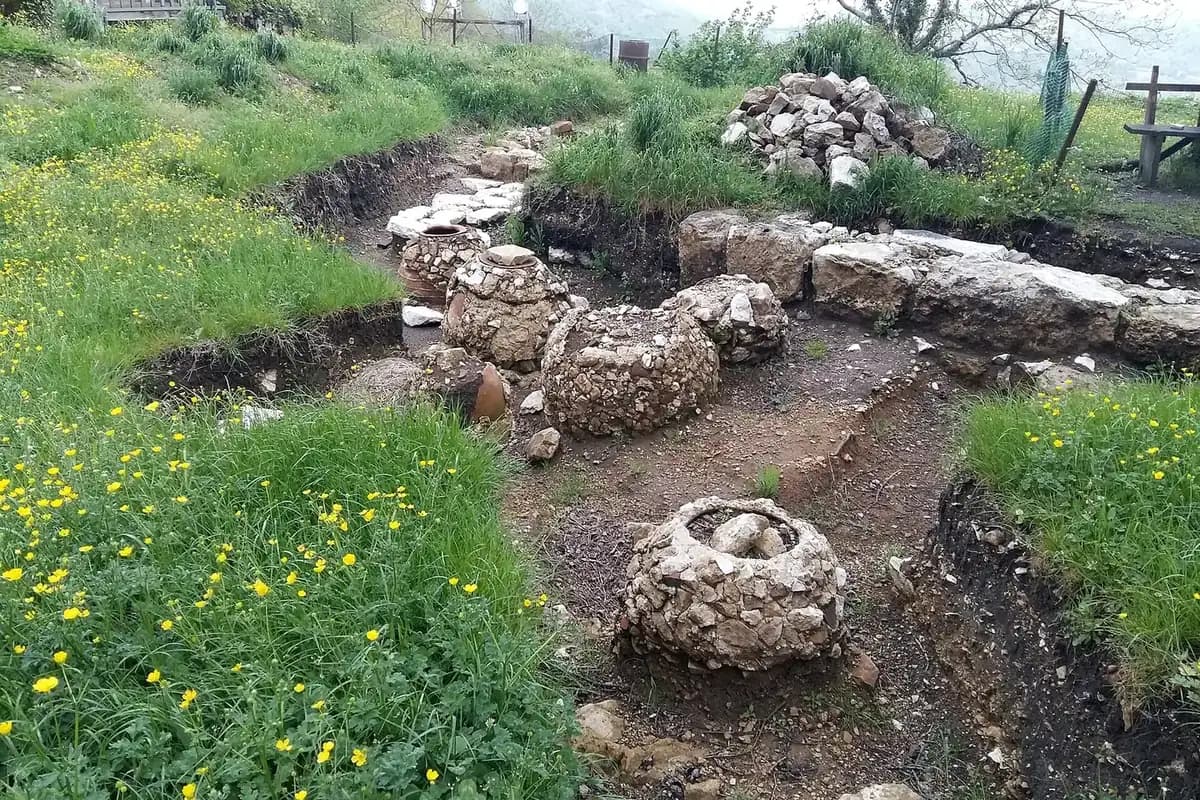 Vestiges archéologiques de qvevri au monastère de Gelati, près de Koutaïssi, en Imérétie