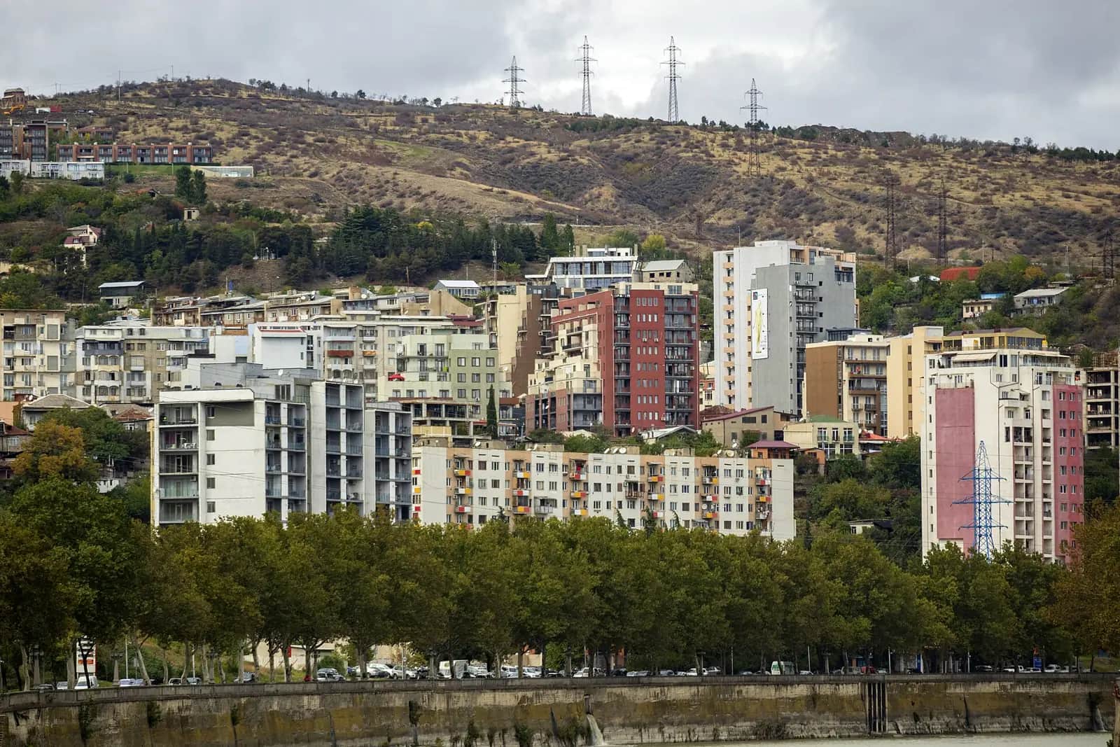 Immeubles résidentiels de Tbilissi étagés sur un coteau, au-dessus de la rive de la Koura
