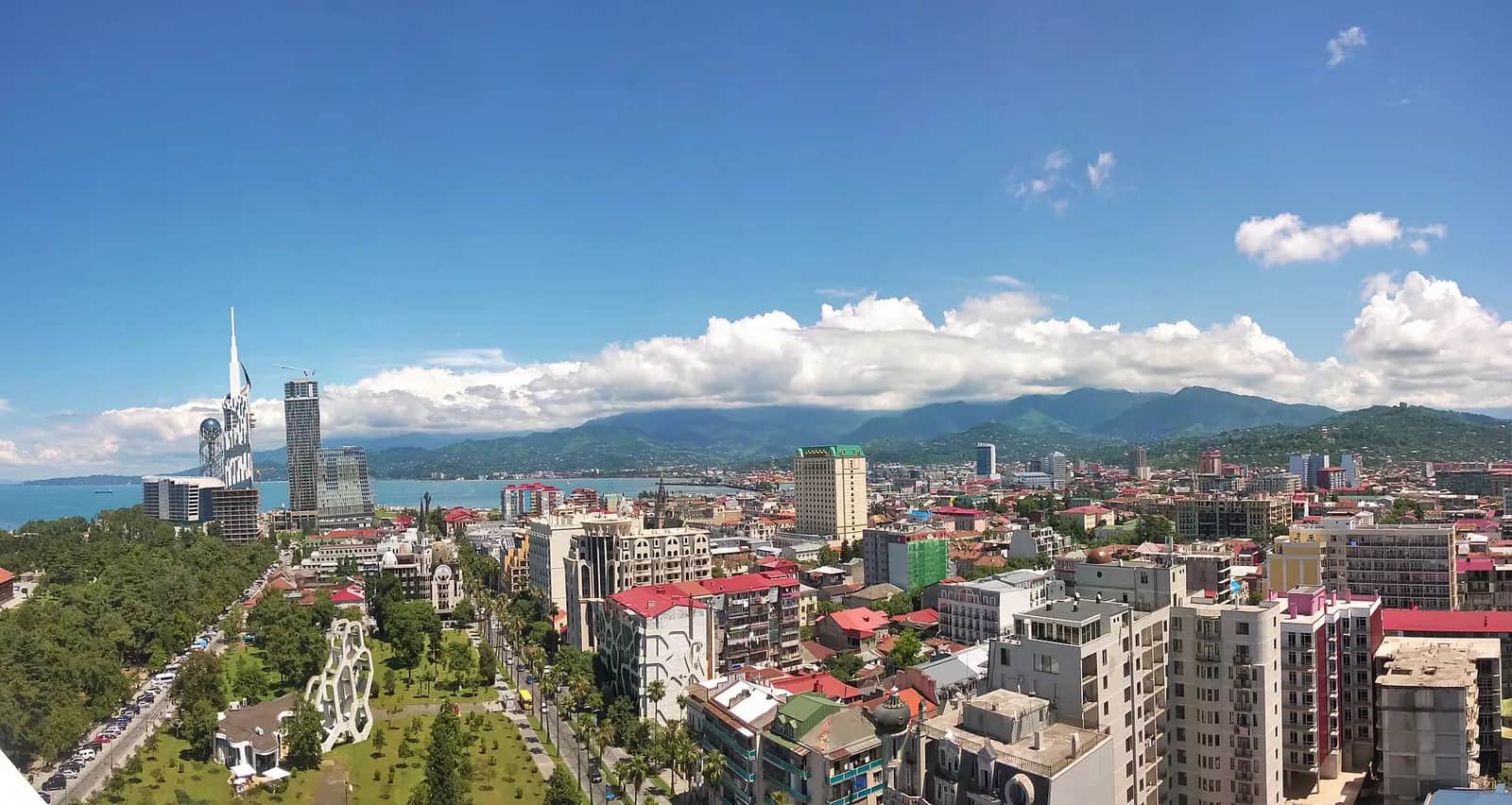 Vue panoramique de Batoumi : tours du front de mer, ville, mer Noire et montagnes d’Adjarie