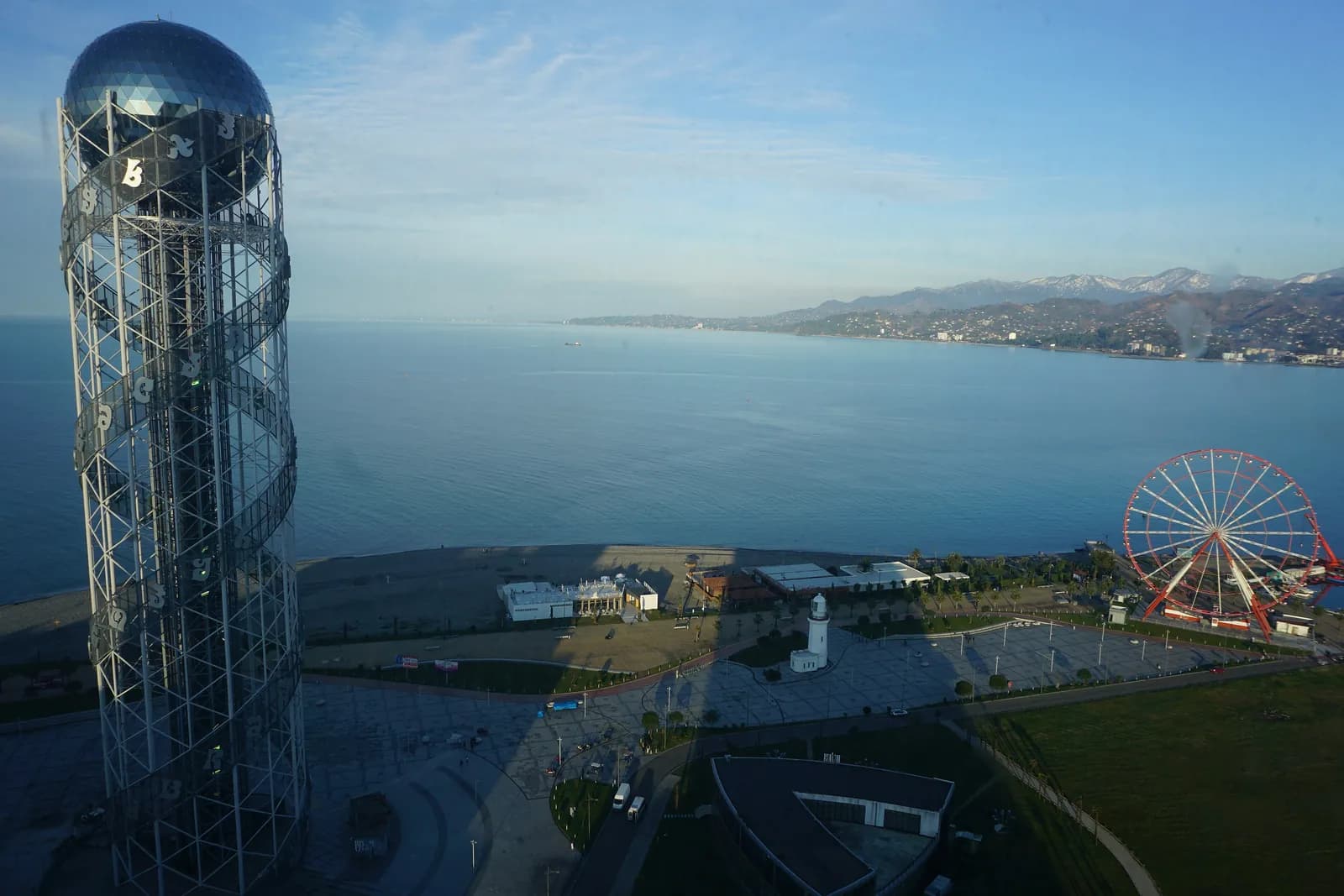 La tour Alphabet de Batoumi, face à la mer Noire, avec le phare, la grande roue et la côte au loin