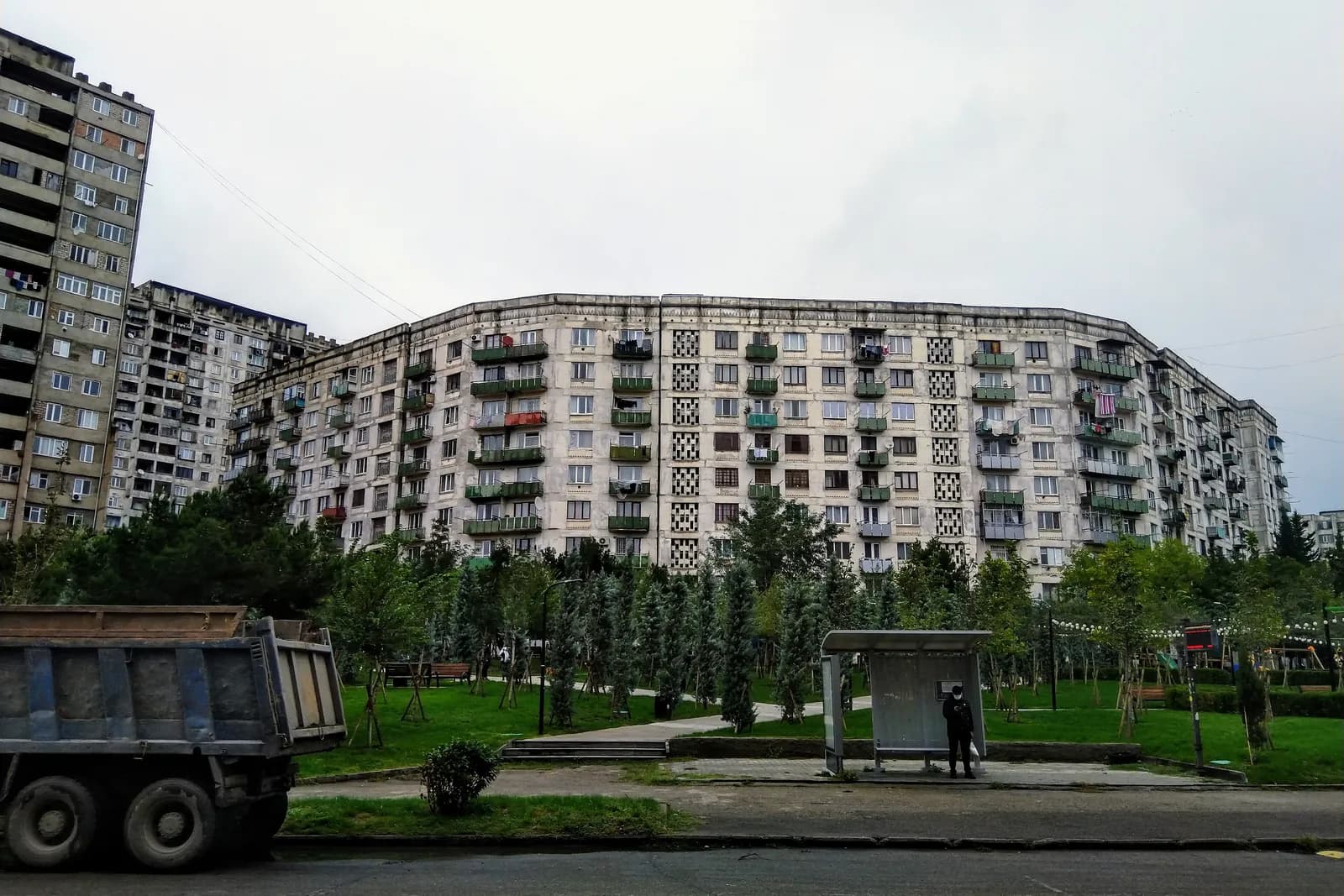 Grands immeubles d’habitation de l’époque soviétique (brejnevkas) dans le quartier de Varketili, à Tbilissi, avec un parc au pied