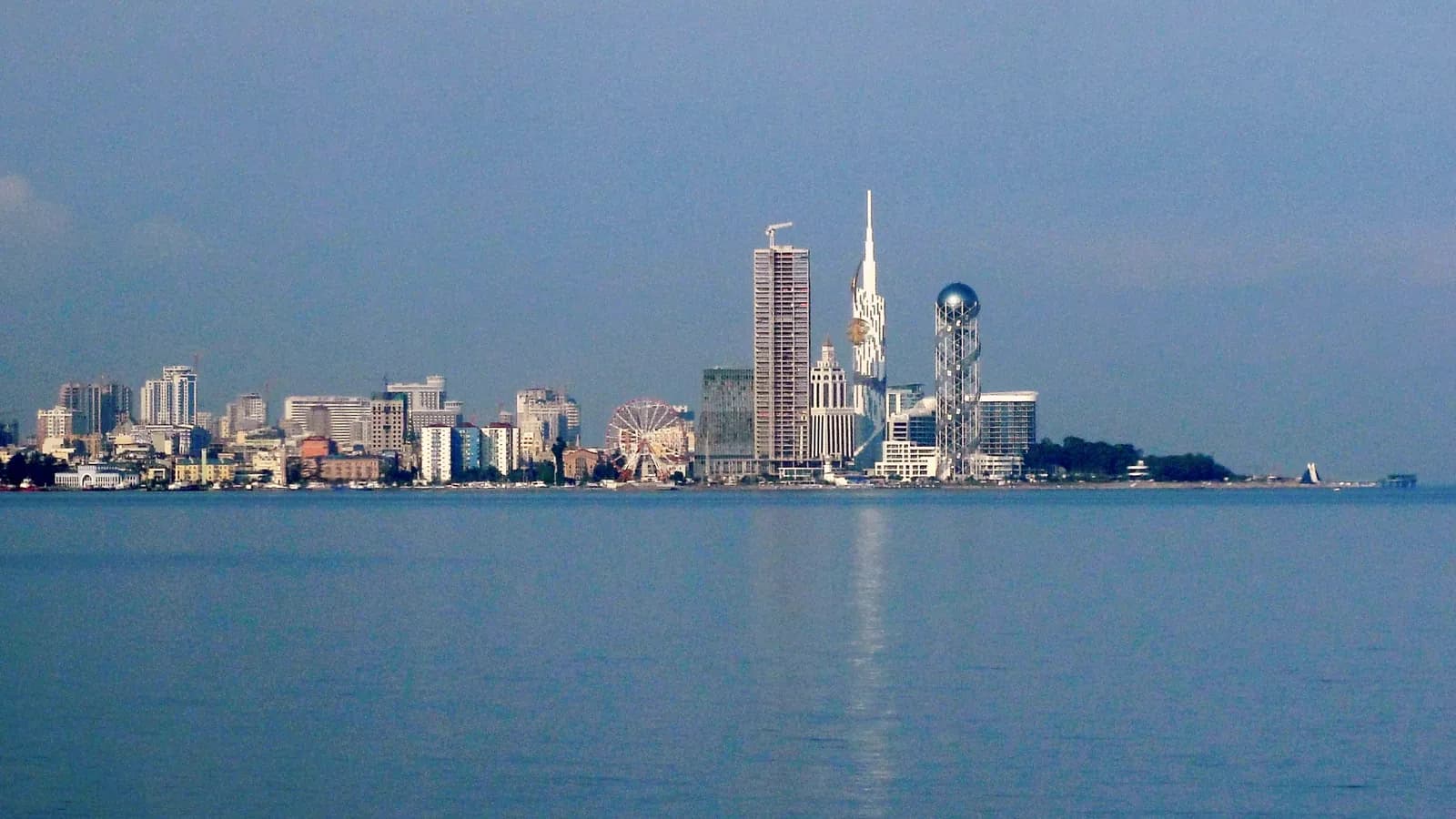 Skyline de Batoumi vu depuis la mer Noire, avec ses tours récentes et la tour de l'Alphabet