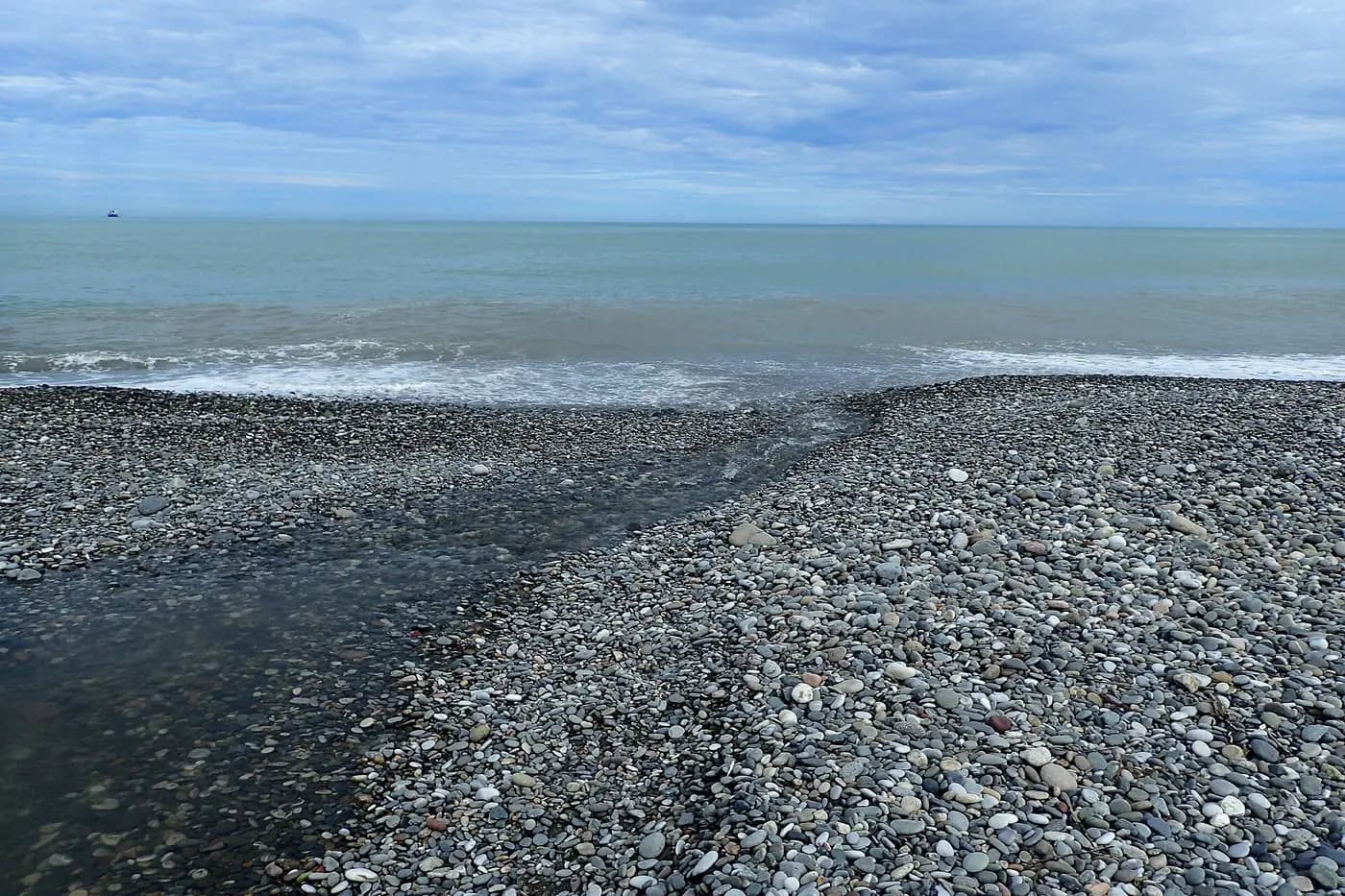 Galets arrondis de la plage de Makhinjauri, près de Batoumi, sous un ciel nuageux