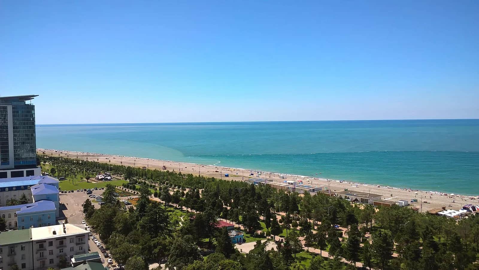 Vue aérienne du parc du boulevard de Batoumi, de la plage de galets et de la mer Noire turquoise