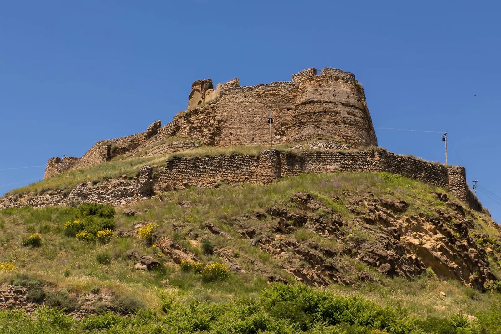 Remparts de la forteresse de Gori sur sa colline