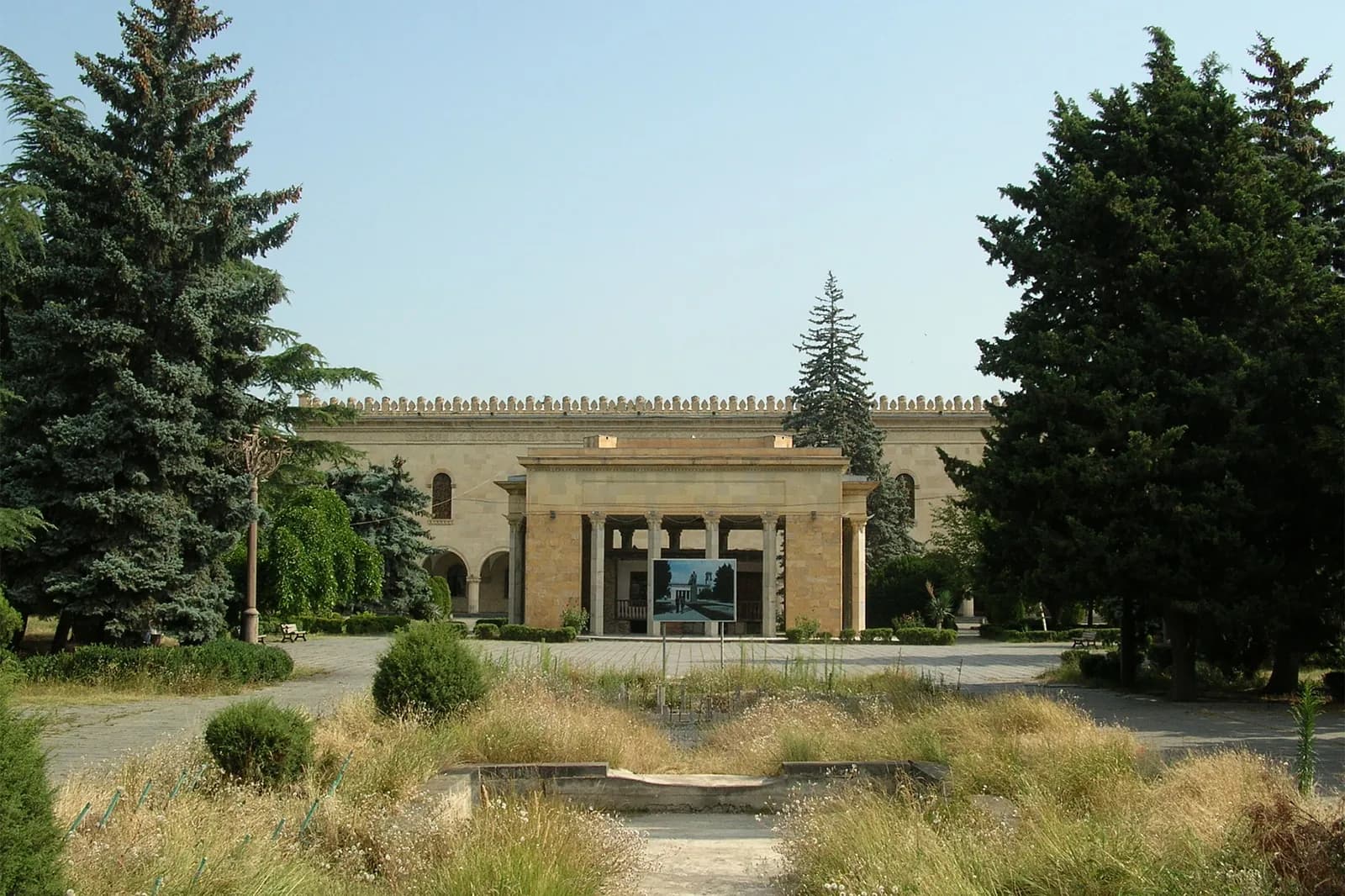Entrée à colonnes du musée Staline de Gori, au fond d'un parc