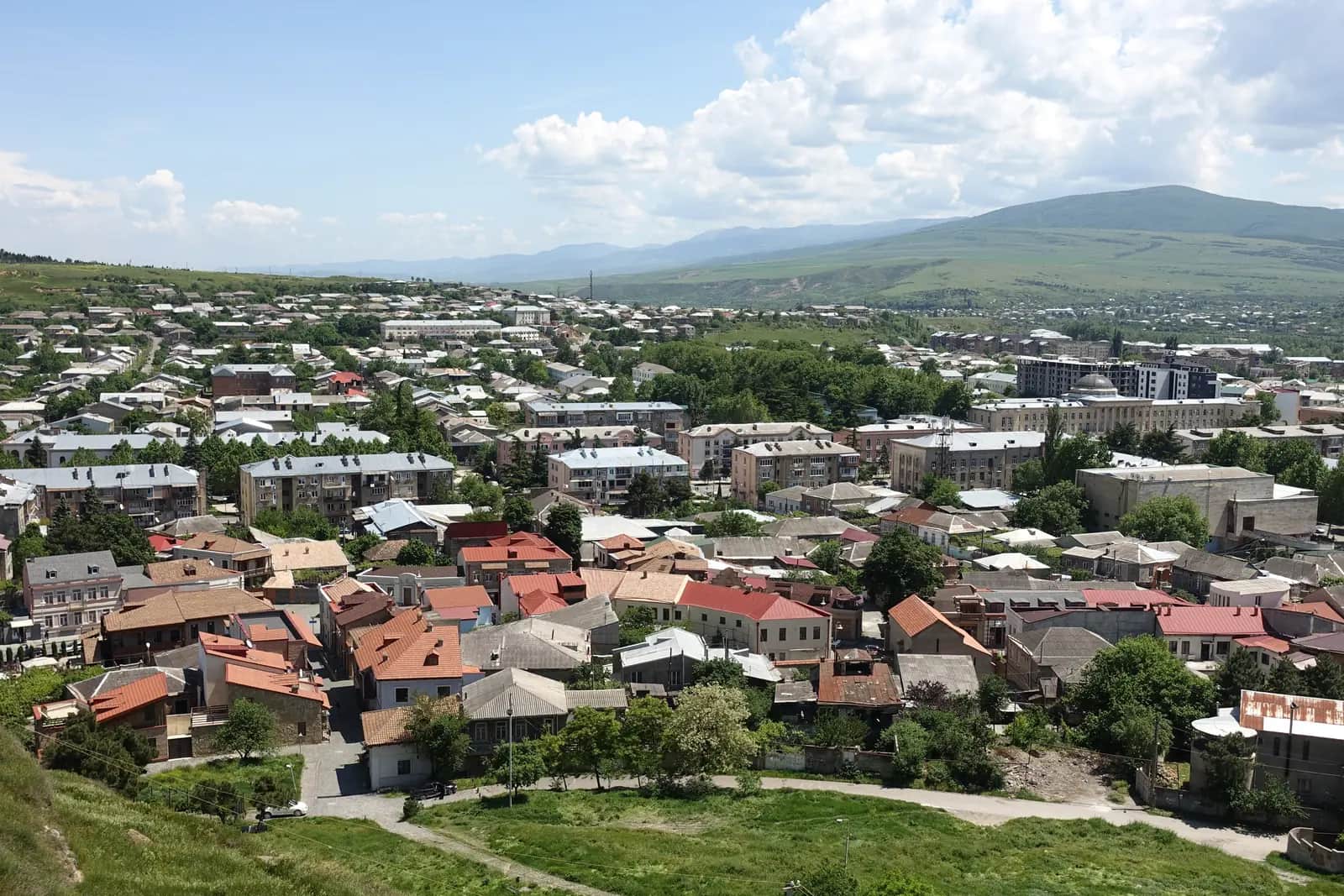 Vue sur les toits de Gori et les collines de Kartlie intérieure