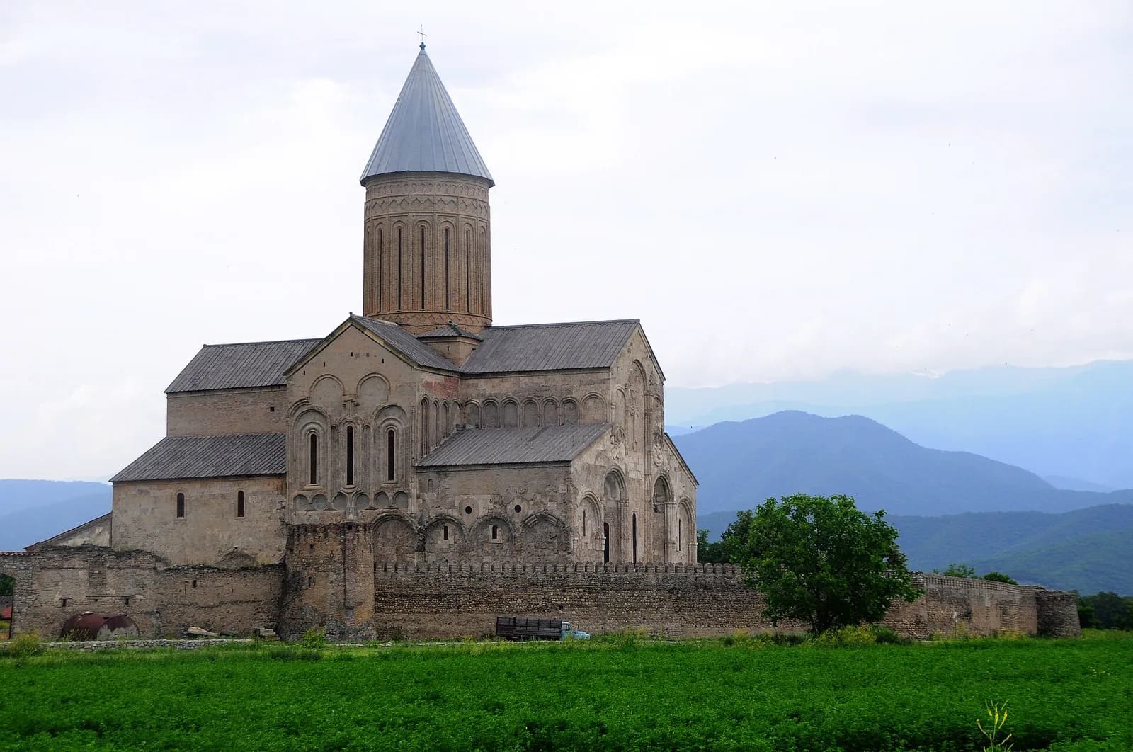 La cathédrale Saint-Georges d’Alaverdi, dans la plaine de Kakhétie, avec les montagnes derrière