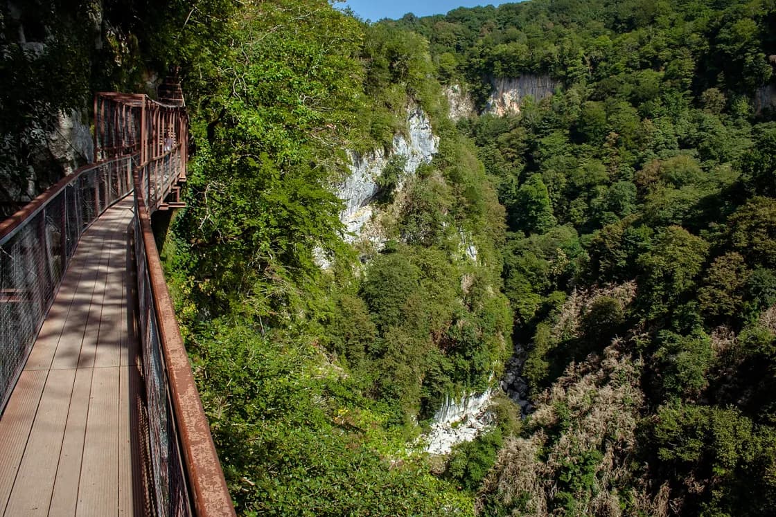 Passerelle suspendue au-dessus du canyon d’Okatsé, avec les parois boisées de la gorge en contrebas