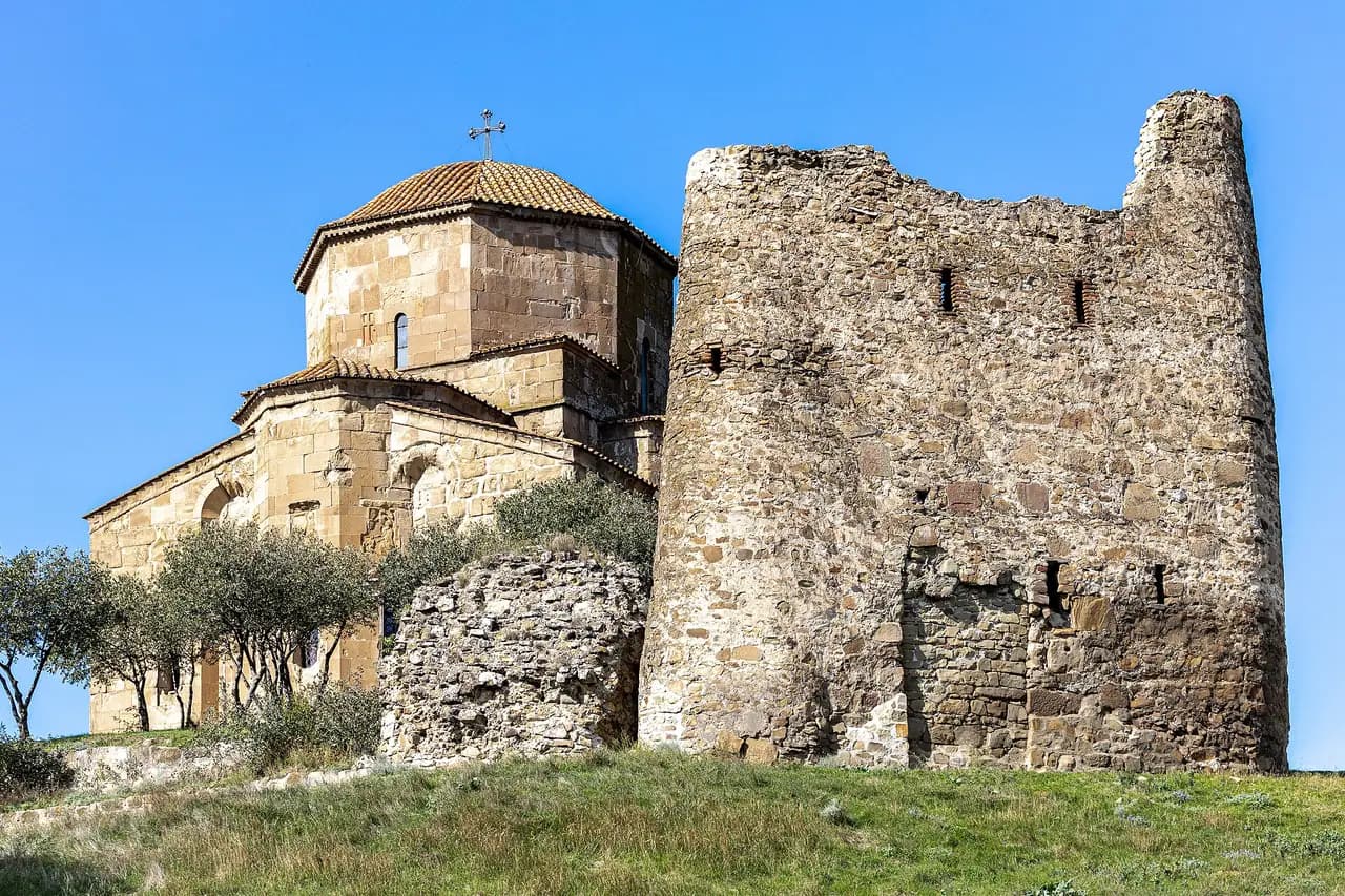 Le monastère de Jvari, église à coupole aux tuiles rouges et tour en ruine, au sommet de sa colline près de Mtskheta