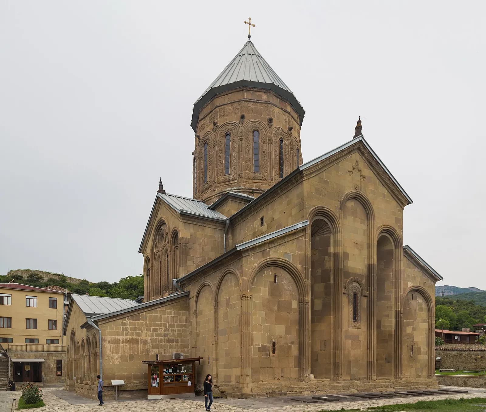 Église de la Transfiguration du monastère de Samtavro à Mtskheta, murs de pierre ocre à arcatures et coupole conique