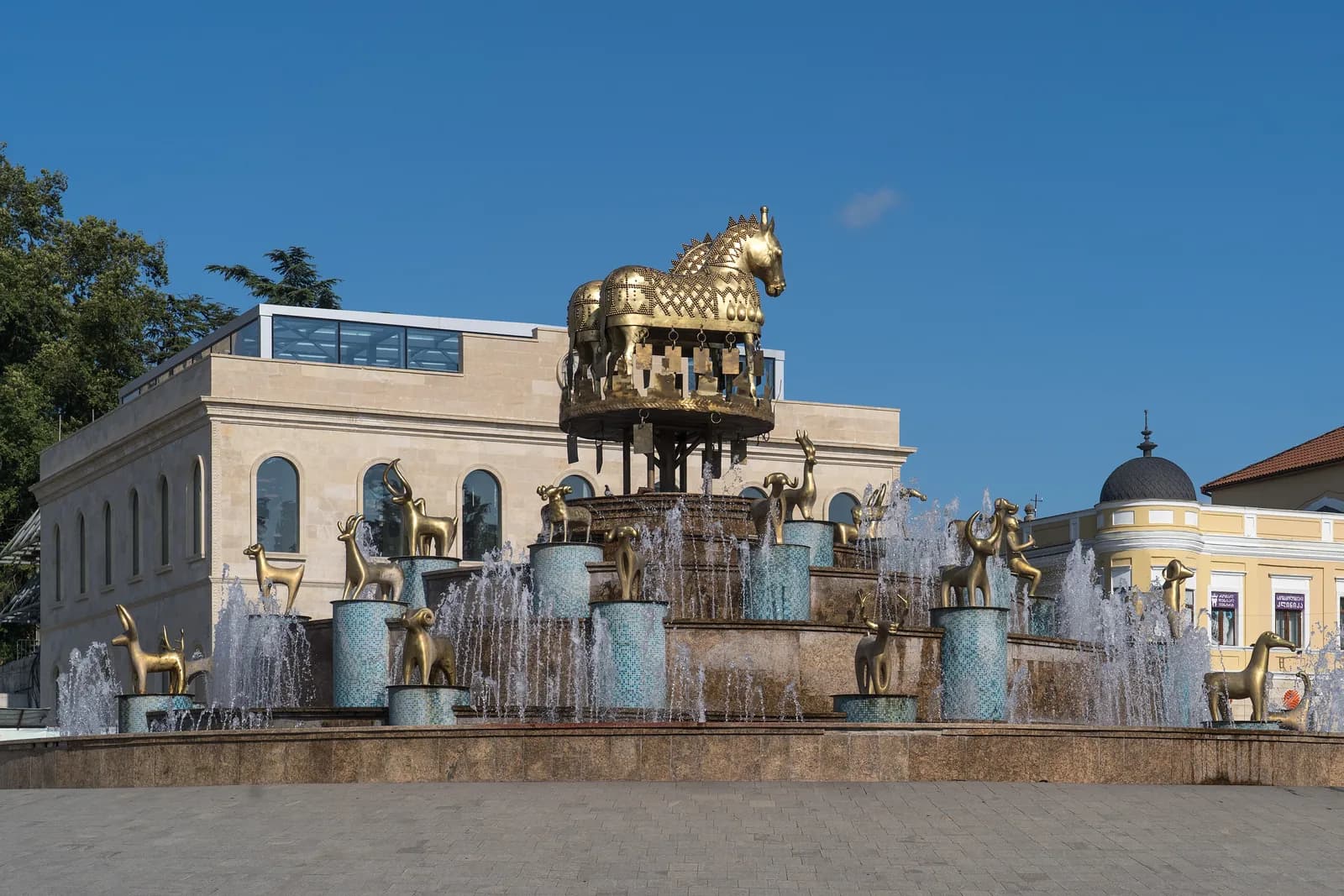 Fontaine de la Colchide à Koutaïssi, avec son char doré tiré par des chevaux et ses statues d'animaux sur la place centrale