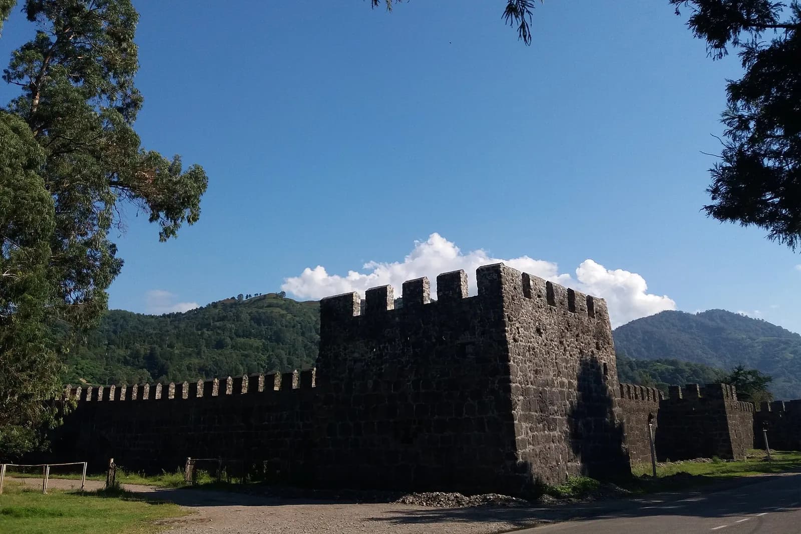 Tour crénelée et remparts de basalte de la forteresse de Gonio-Apsaros, près de Batoumi en Adjarie