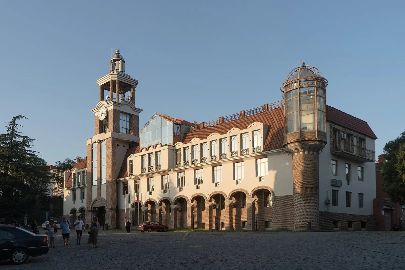 Hôtel de ville de Signaghi, avec sa tour d'horloge et sa tourelle vitrée, au soleil couchant