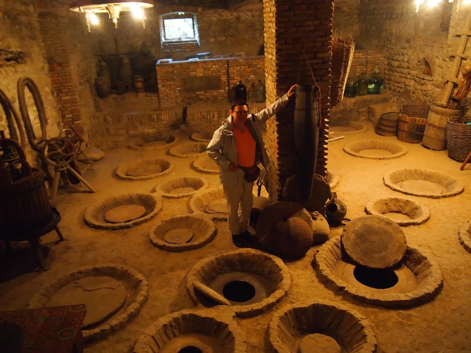 Cave traditionnelle de Kakhétie avec des kvevri en terre cuite enterrés dans le sol