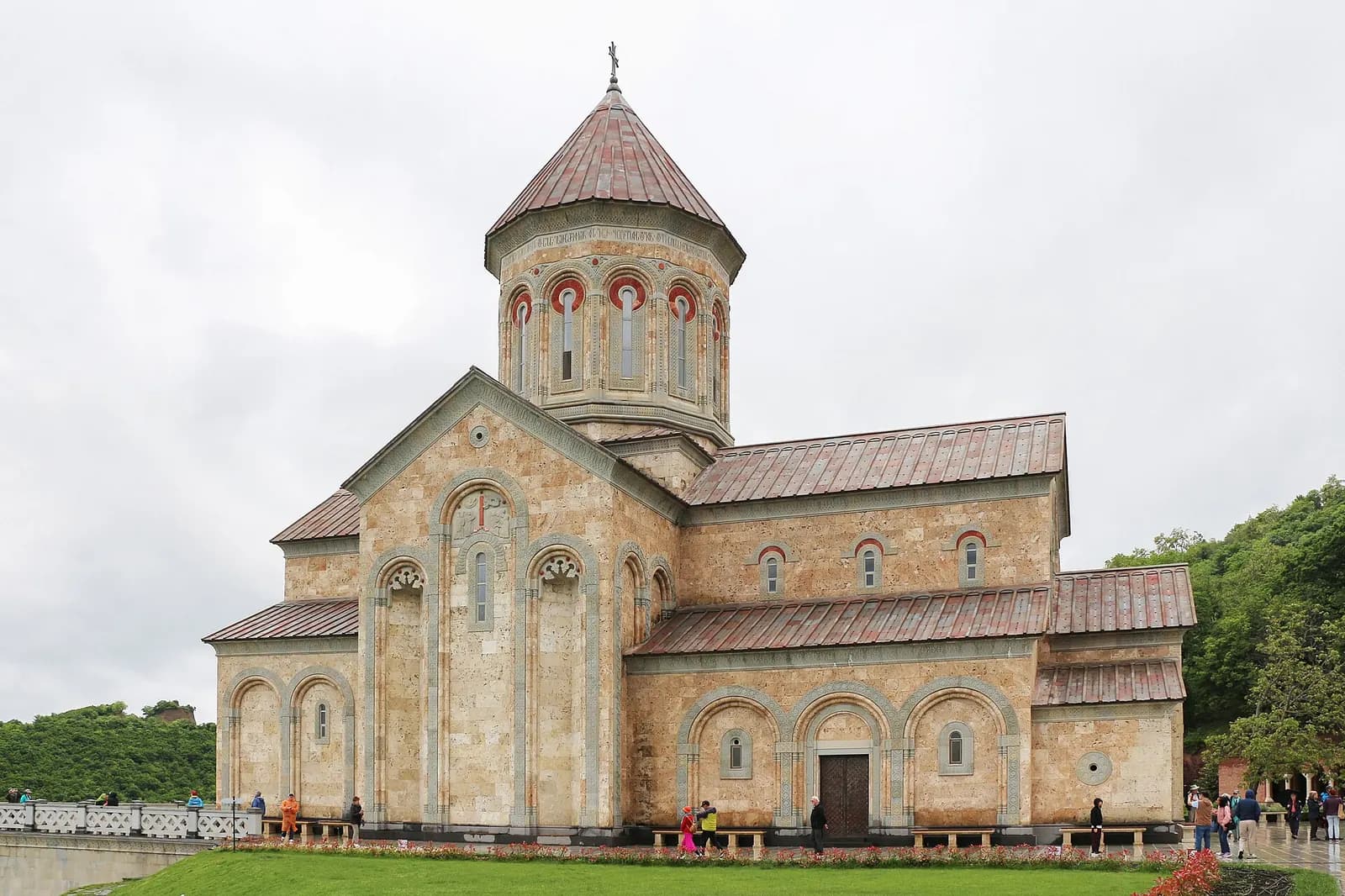 Église du monastère de Bodbe, près de Signaghi, en pierre claire avec son dôme conique