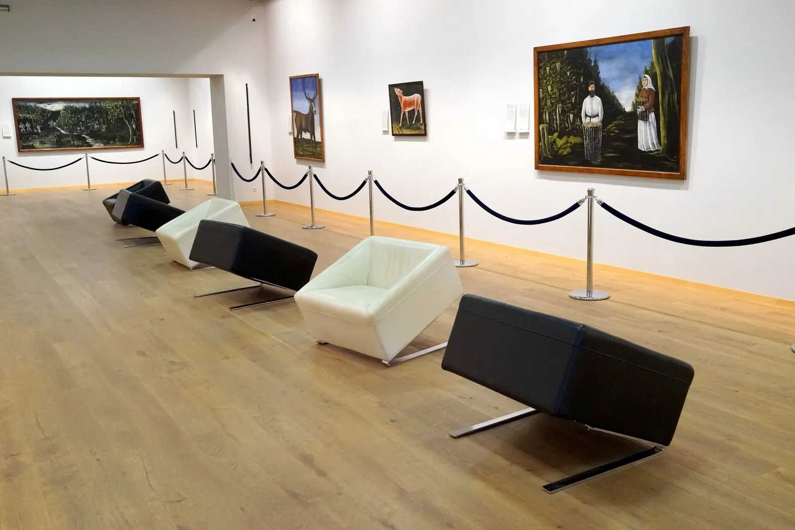 Salle du musée de Signaghi consacrée aux toiles de Niko Pirosmani