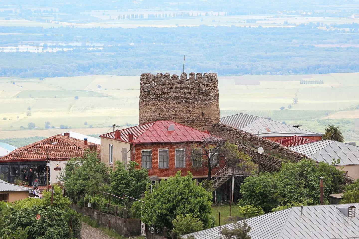 Tour crénelée des remparts de Signaghi dominant les maisons et la plaine de l'Alazani