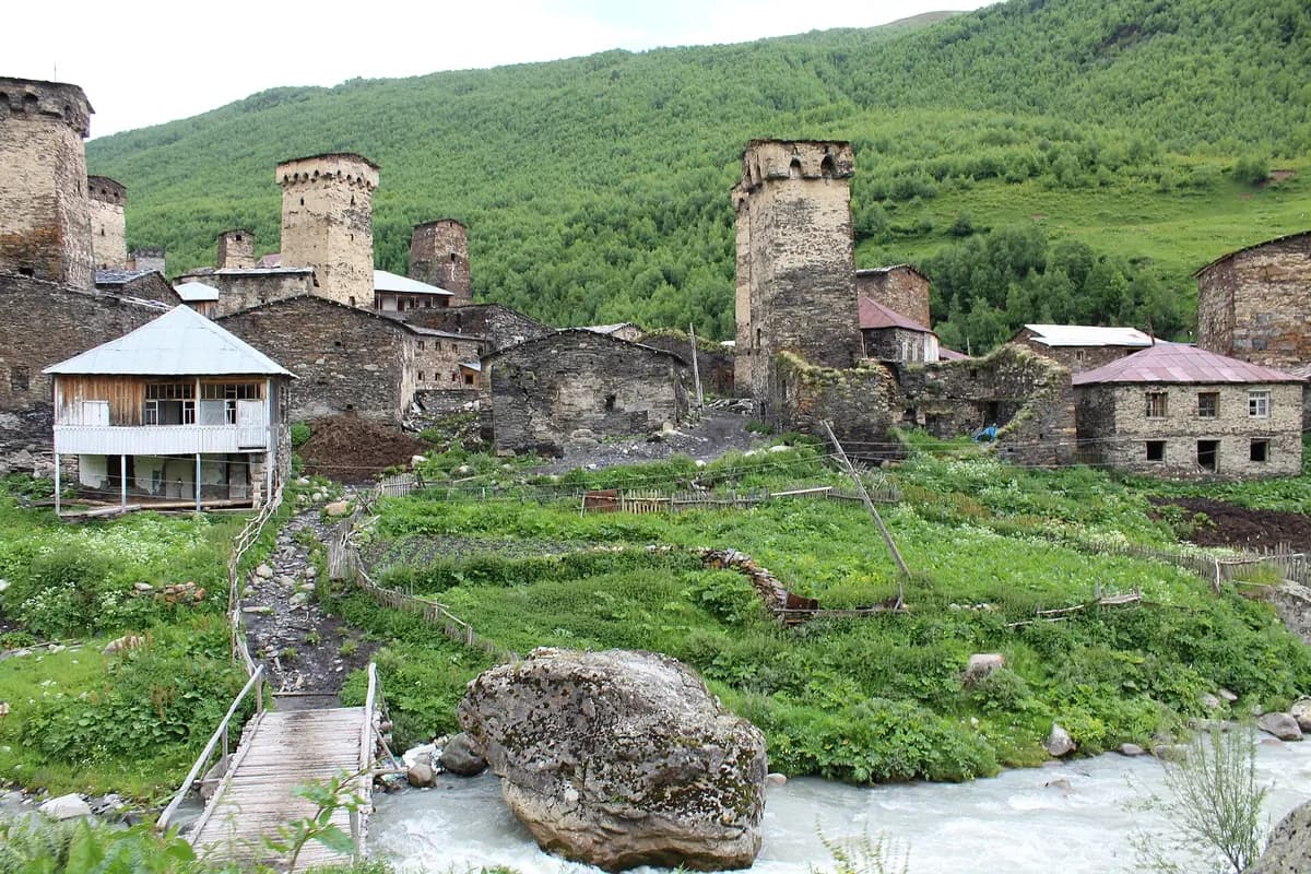 Tours et maisons en pierre du hameau de Chazhashi, site UNESCO d'Ouchgouli, au bord du torrent