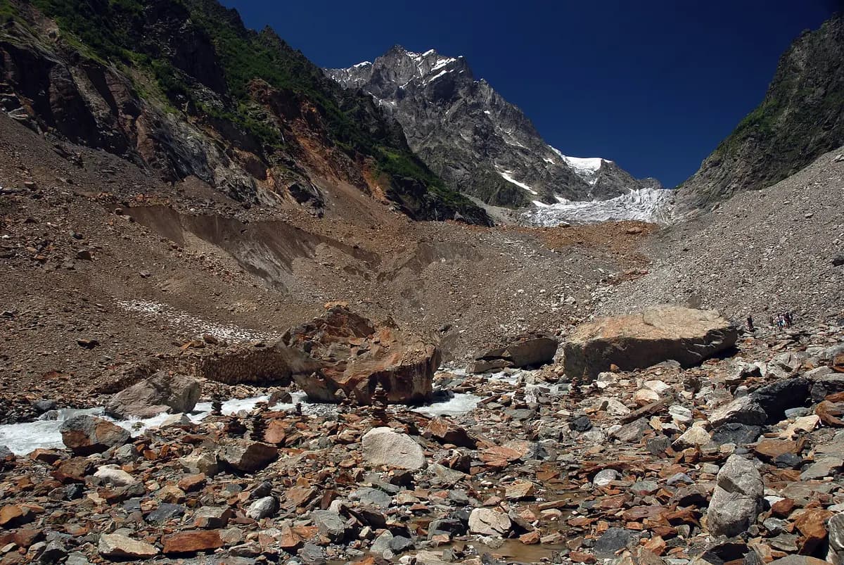 Le glacier de Chalaadi et le mont Chatintau, vus depuis la moraine, près de Mestia en Svanétie
