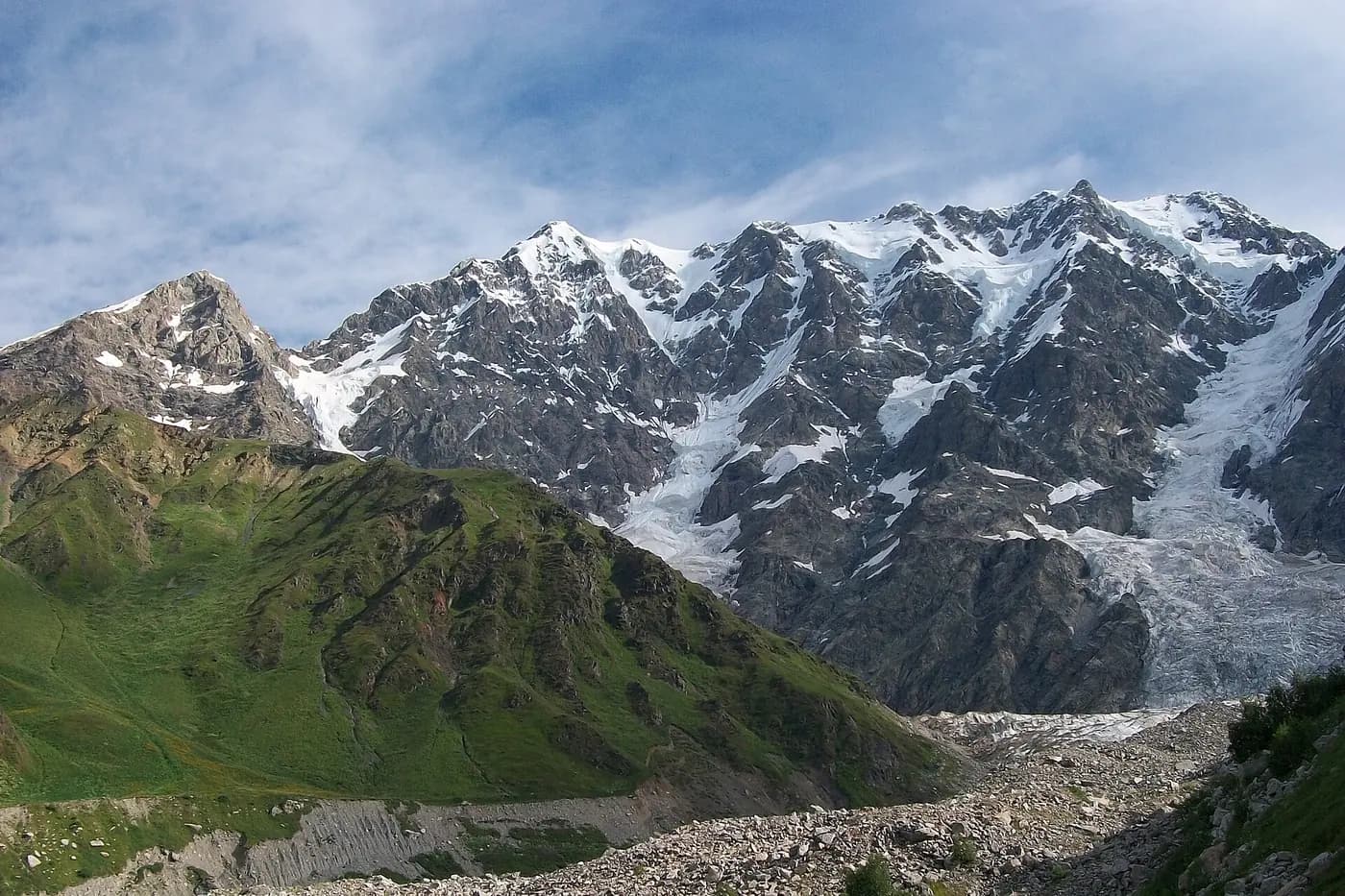 Face sud du Shkhara (5 193 m) et ses glaciers, vus du côté géorgien en Haute-Svanétie