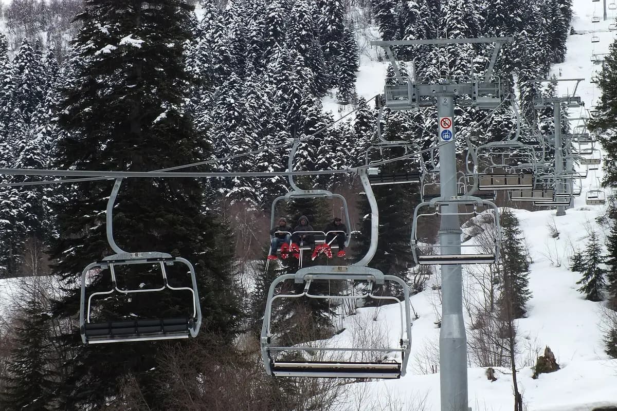 Télésiège enneigé de la station de ski de Hatsvali, au-dessus de Mestia, en Haute-Svanétie