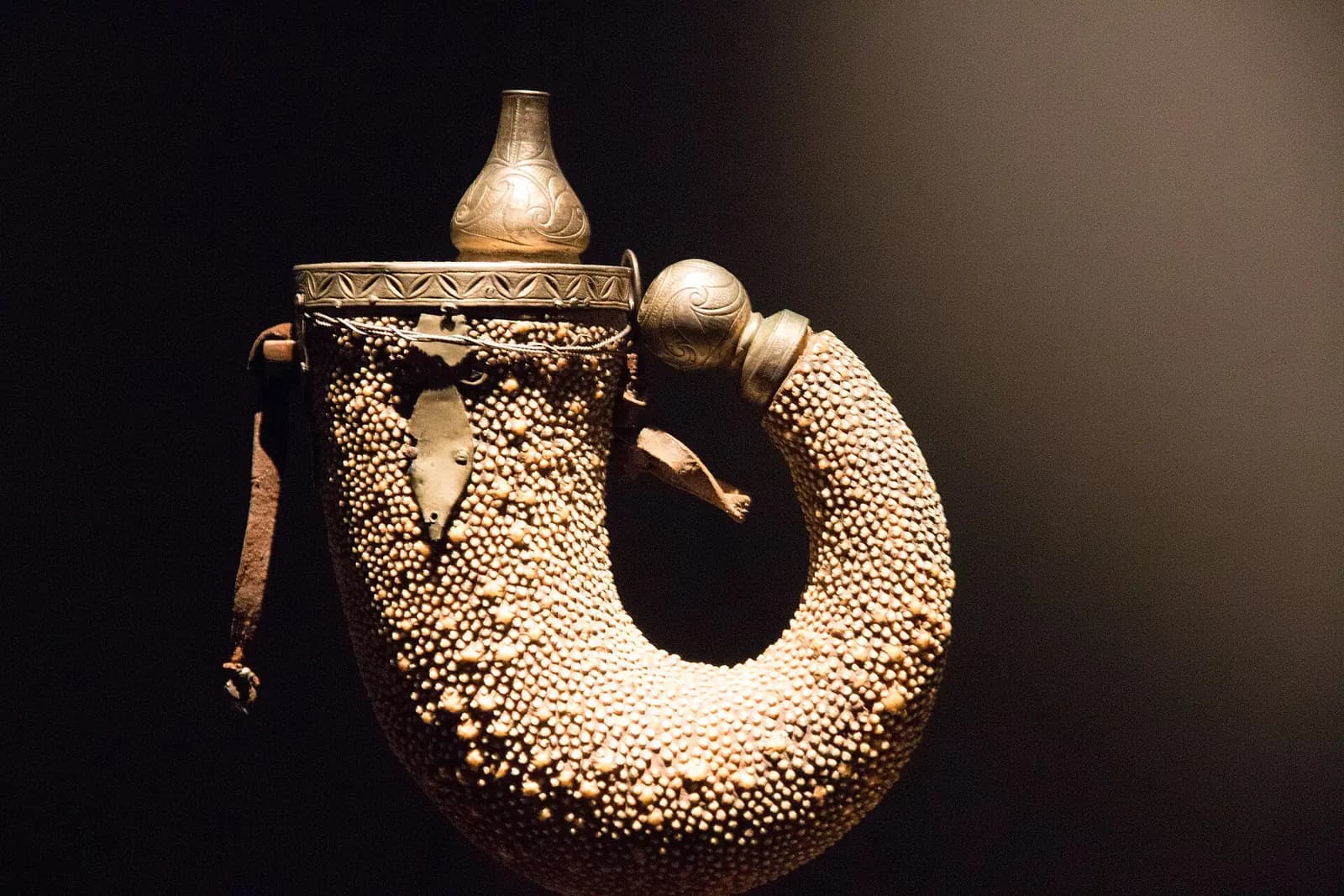 Corne à boire ancienne exposée au musée d'histoire et d'ethnographie de Svanétie à Mestia