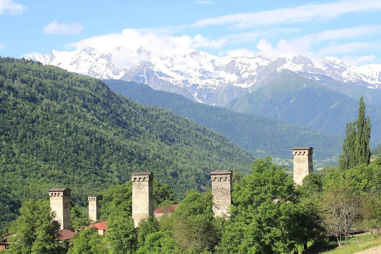Tours svanes de Mestia (Haute-Svanétie, Géorgie) devant la chaîne enneigée du Caucase