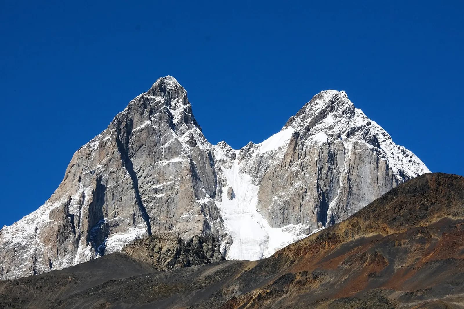 Le mont Ouchba et ses deux sommets vus depuis la crête de Koruldi, en Svanétie