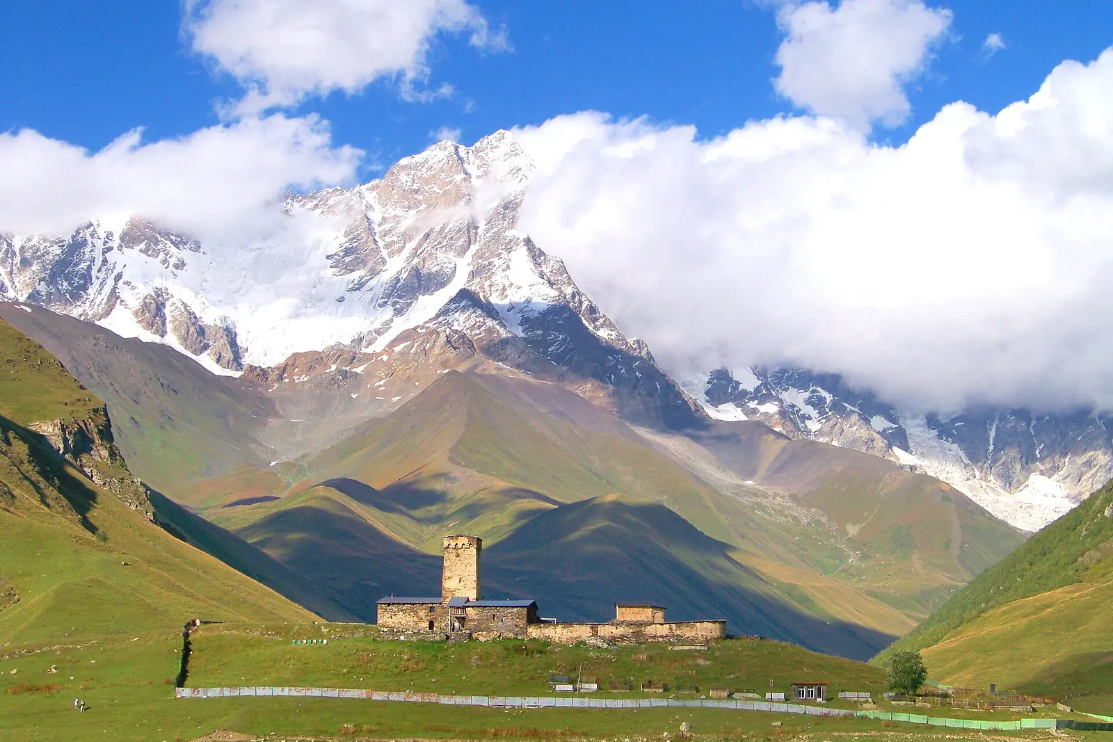 Église de Lamaria sur sa colline à Ouchgouli, face au massif du Shkhara