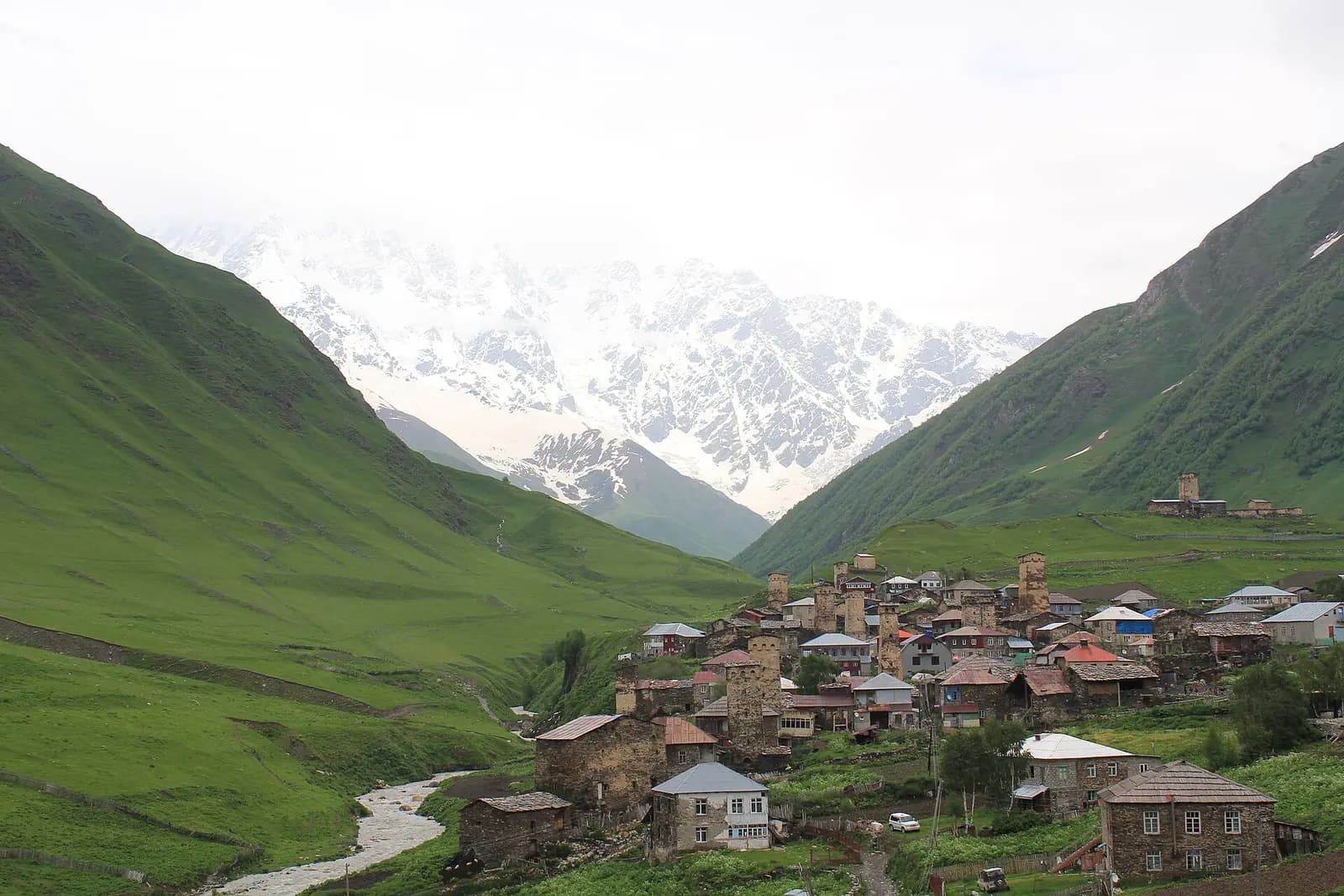 Village d'Ouchgouli et ses tours svanes dans la vallée, avec le massif du Shkhara au fond
