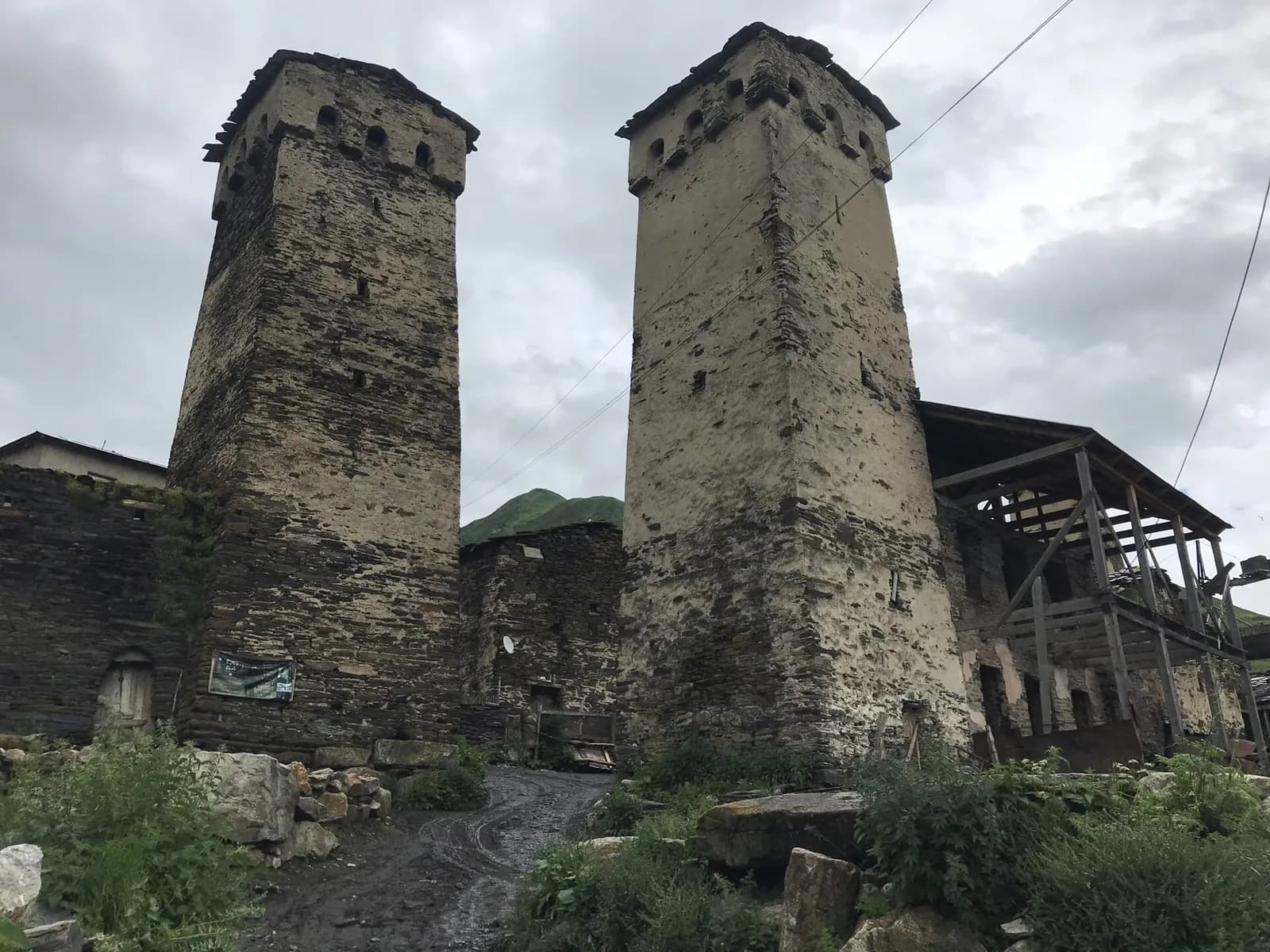 Deux tours défensives svanes en pierre dans le village d'Ouchgouli, en Haute-Svanétie
