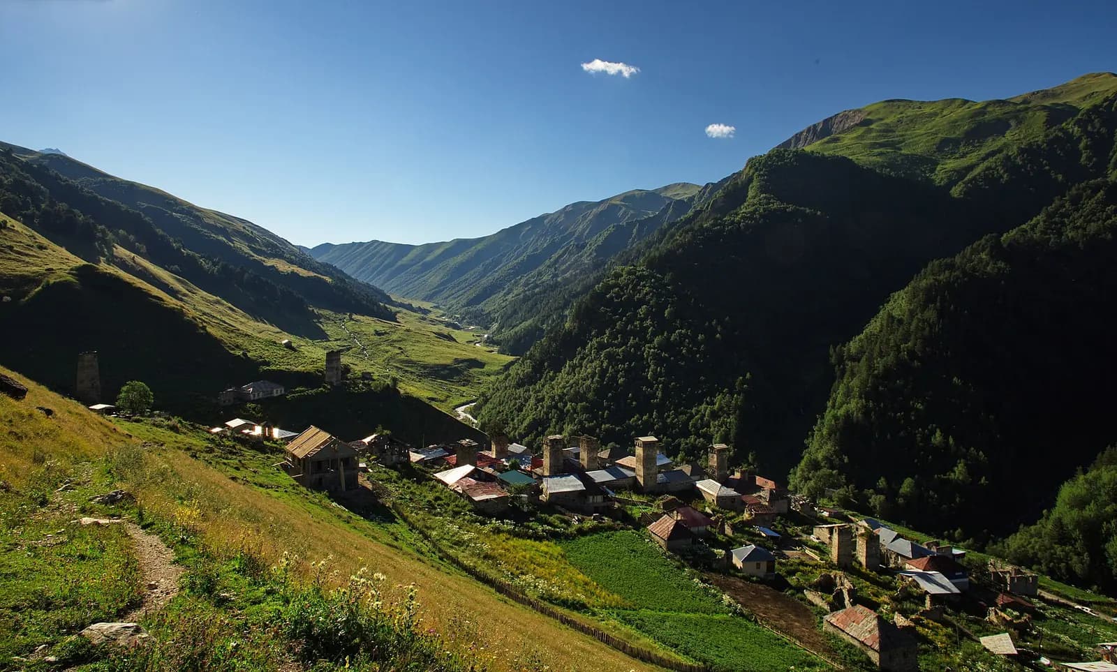 Village d'Adishi (2 050 m) et sa vallée en Haute-Svanétie, étape du trek Mestia-Ouchgouli