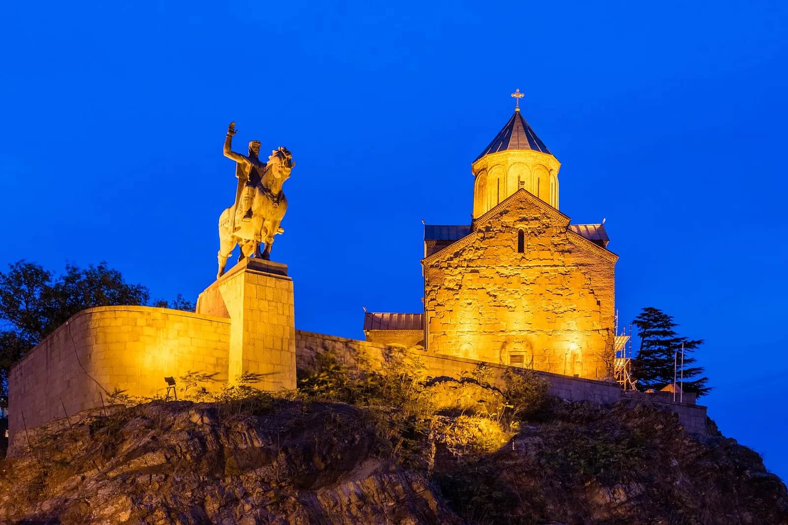 Église de Metekhi et statue équestre du roi Vakhtang Gorgassali, illuminées à l'heure bleue au-dessus de la Koura, à Tbilissi