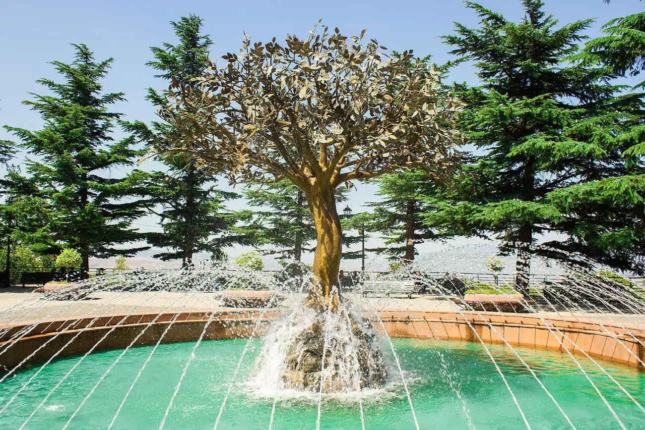 Fontaine de l'Arbre des vœux sous un ciel bleu d'été dans le parc de Mtatsminda à Tbilissi