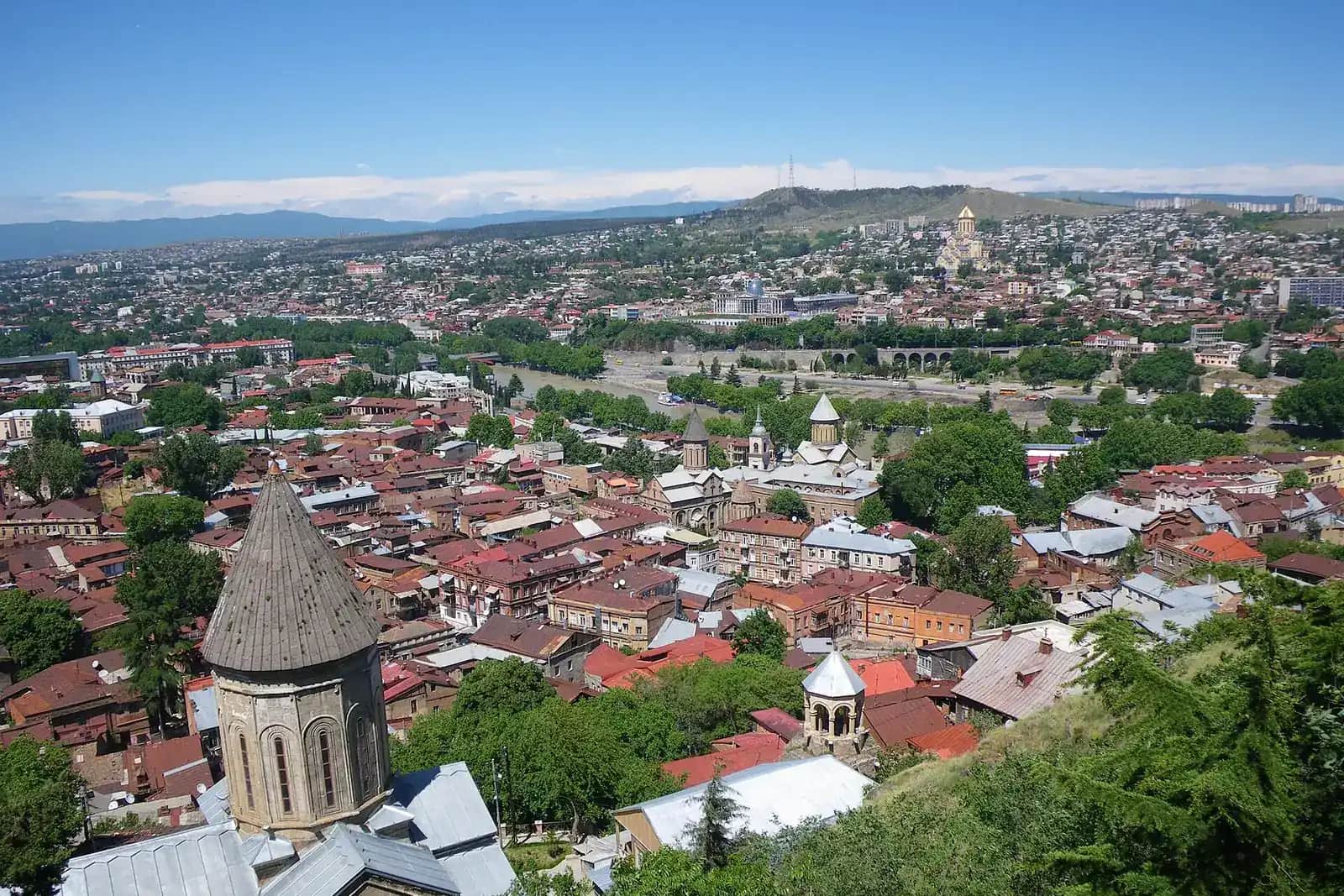 Vue de la vieille ville de Tbilissi, de la Koura et de la cathédrale Sameba depuis la forteresse de Narikala par ciel dégagé