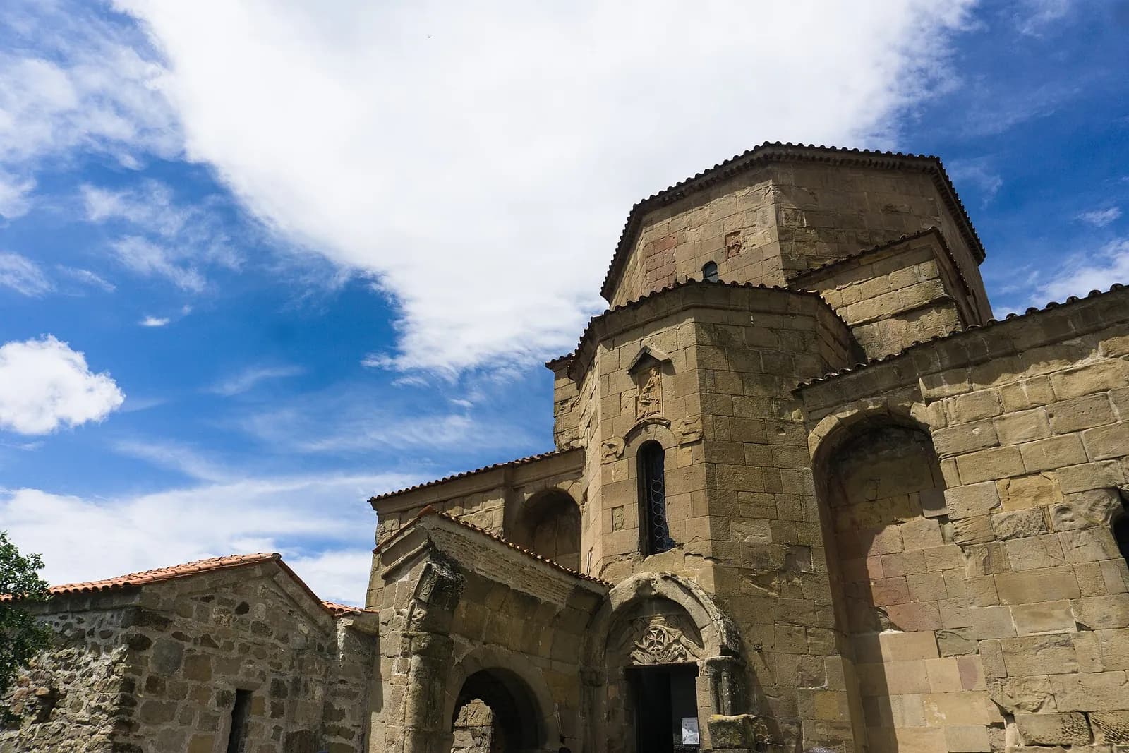 Église du monastère de Jvari, en pierre, sur sa colline près de Mtskheta, en Géorgie