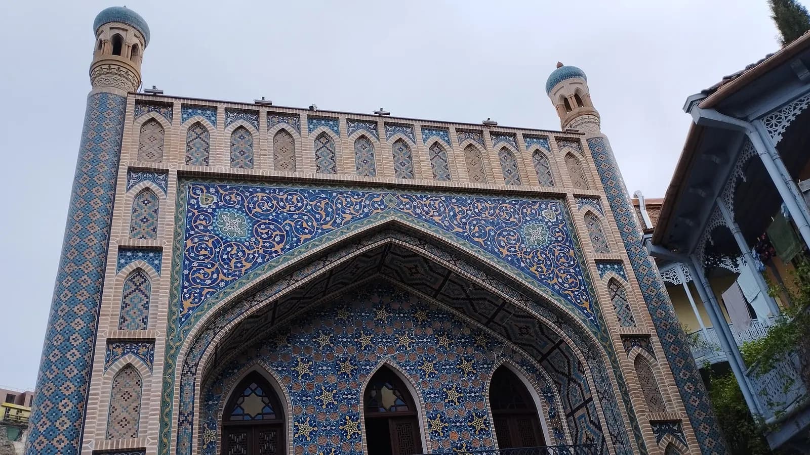 Façade en faïence bleue du bain Orbeliani, dans le quartier des bains de soufre d'Abanotubani à Tbilissi